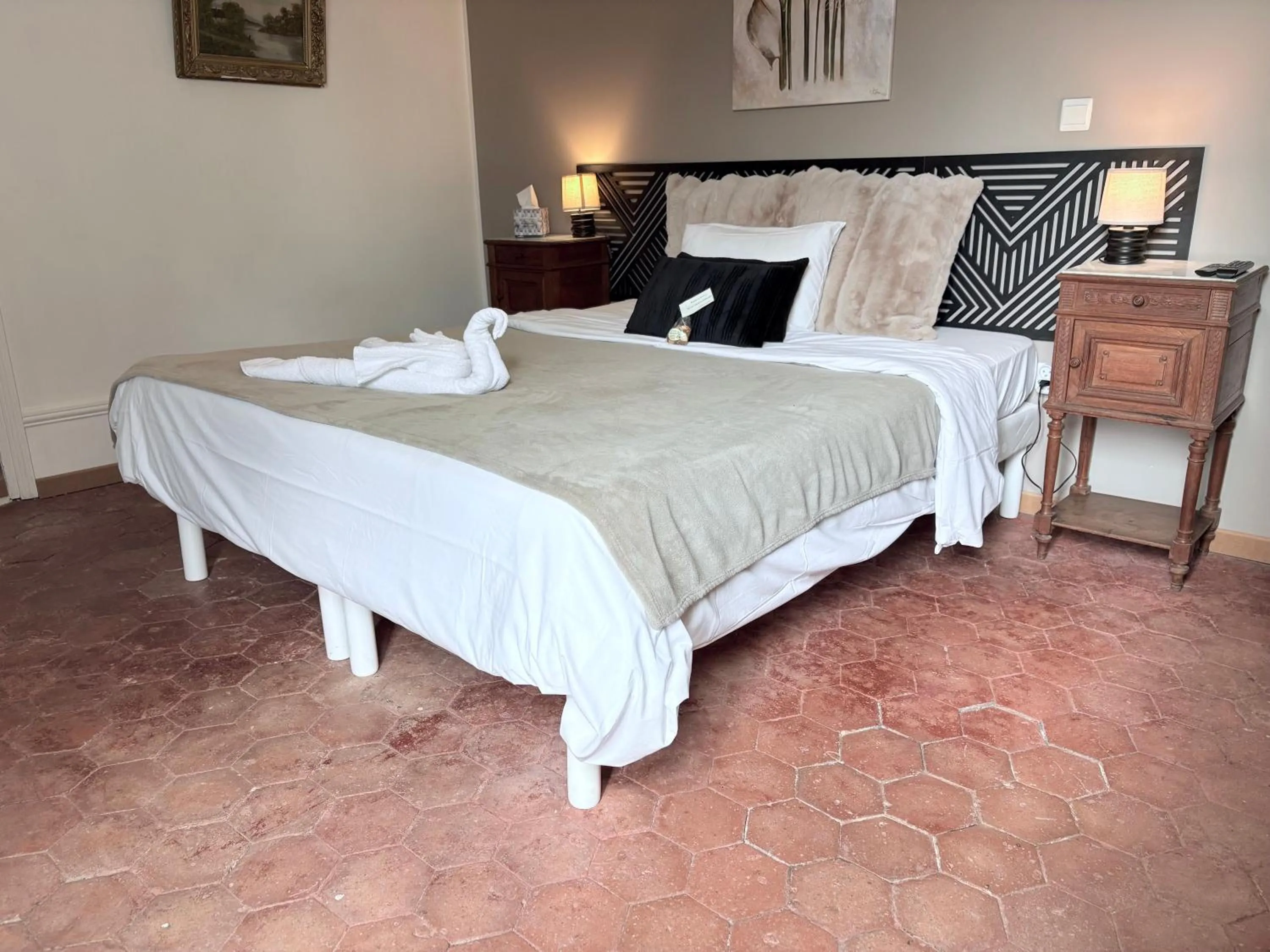 Photo of the whole room, Bed in Au Richebourg Nogent