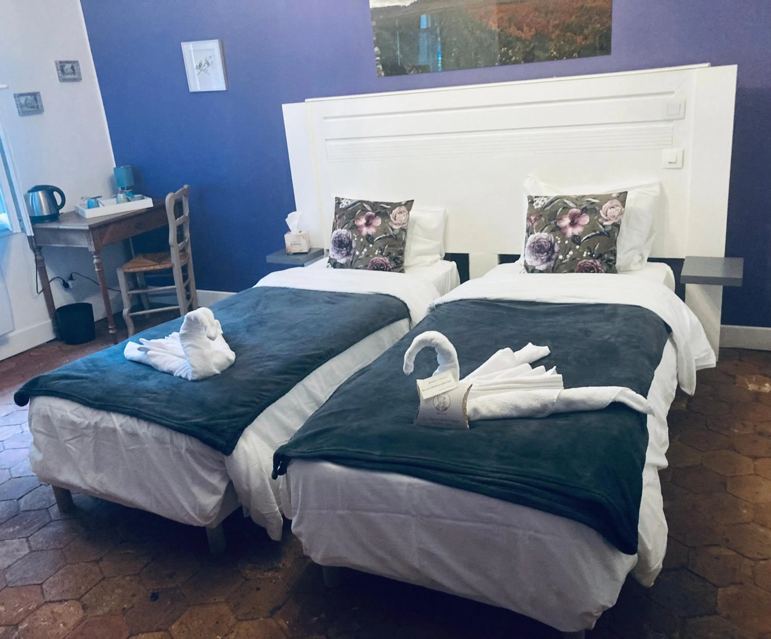 Photo of the whole room, Bed in Au Richebourg Nogent