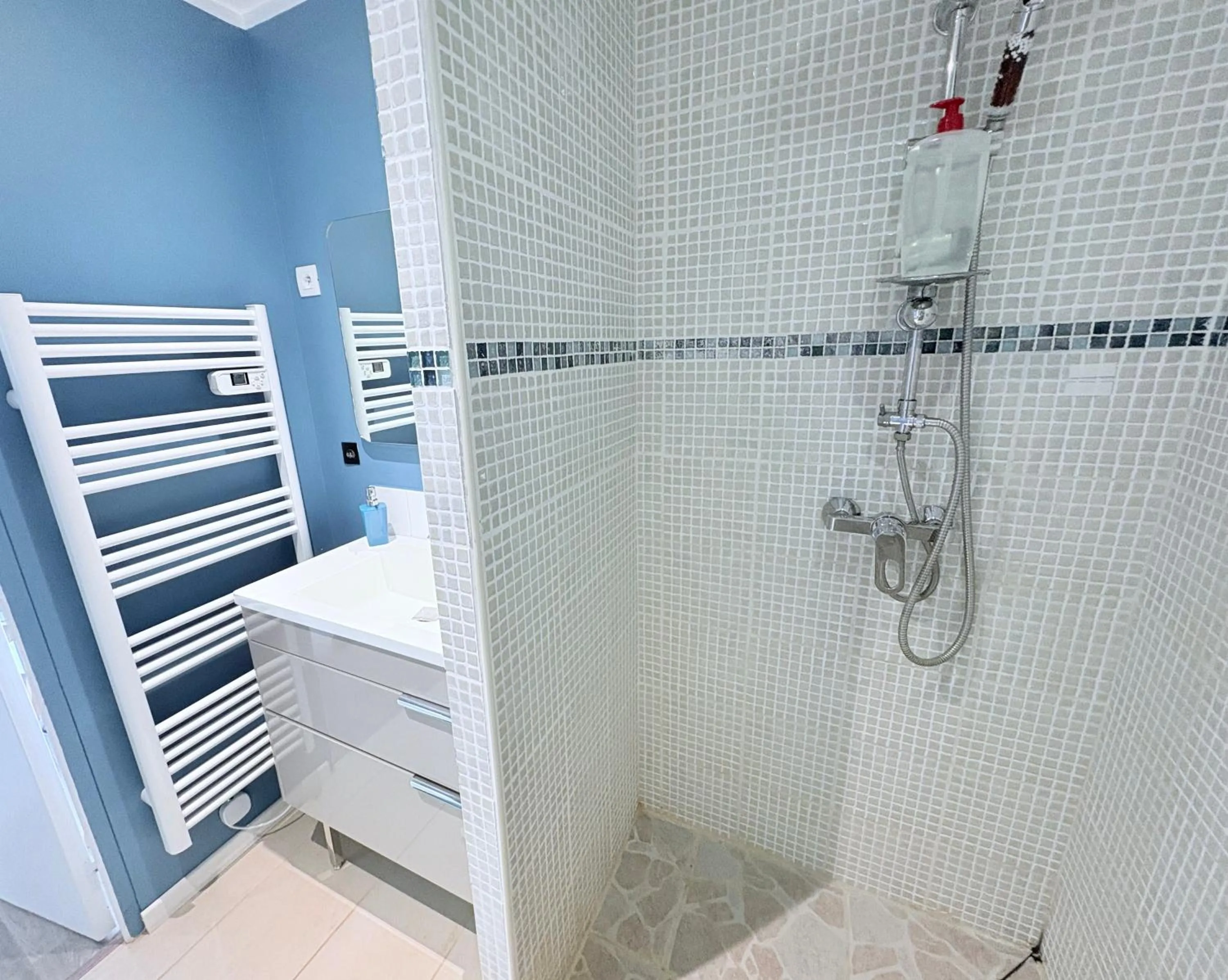 Shower in Au Richebourg Nogent