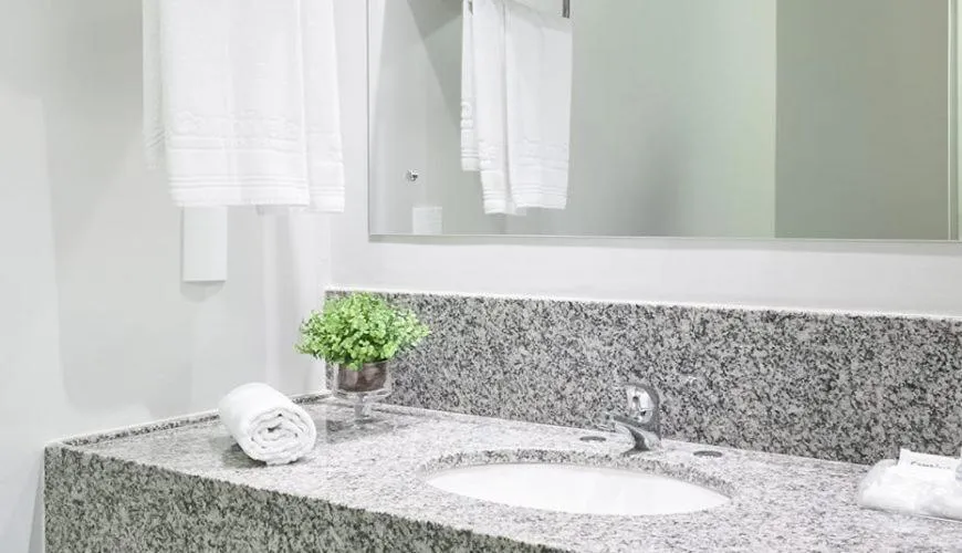 Bathroom in Cambirela Hotel