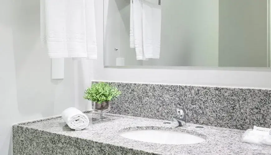 Bathroom in Cambirela Hotel Bathroom in Cambirela Hotel