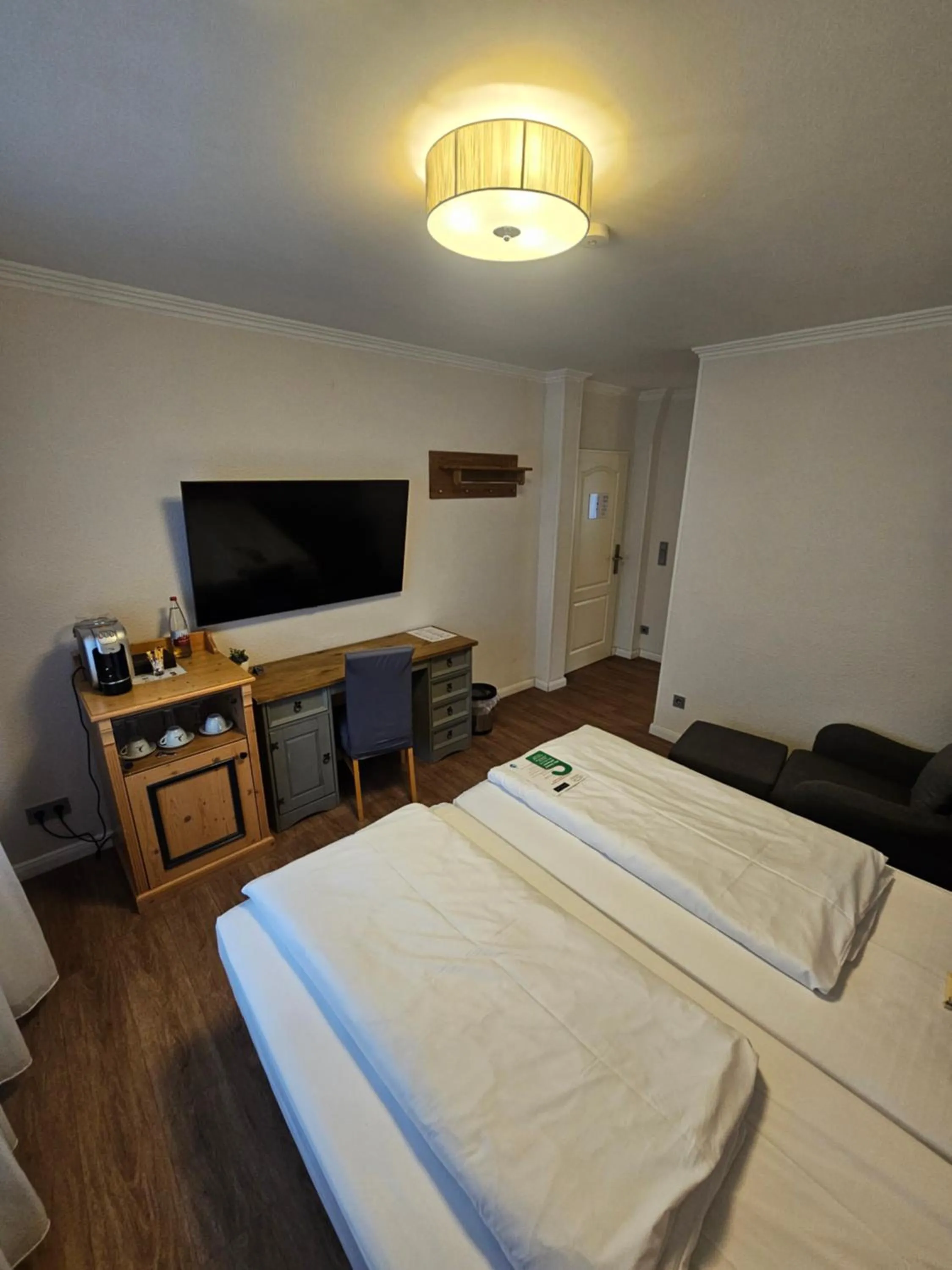 Photo of the whole room, Bed in Hotel Zum Zeppelin Hamburg