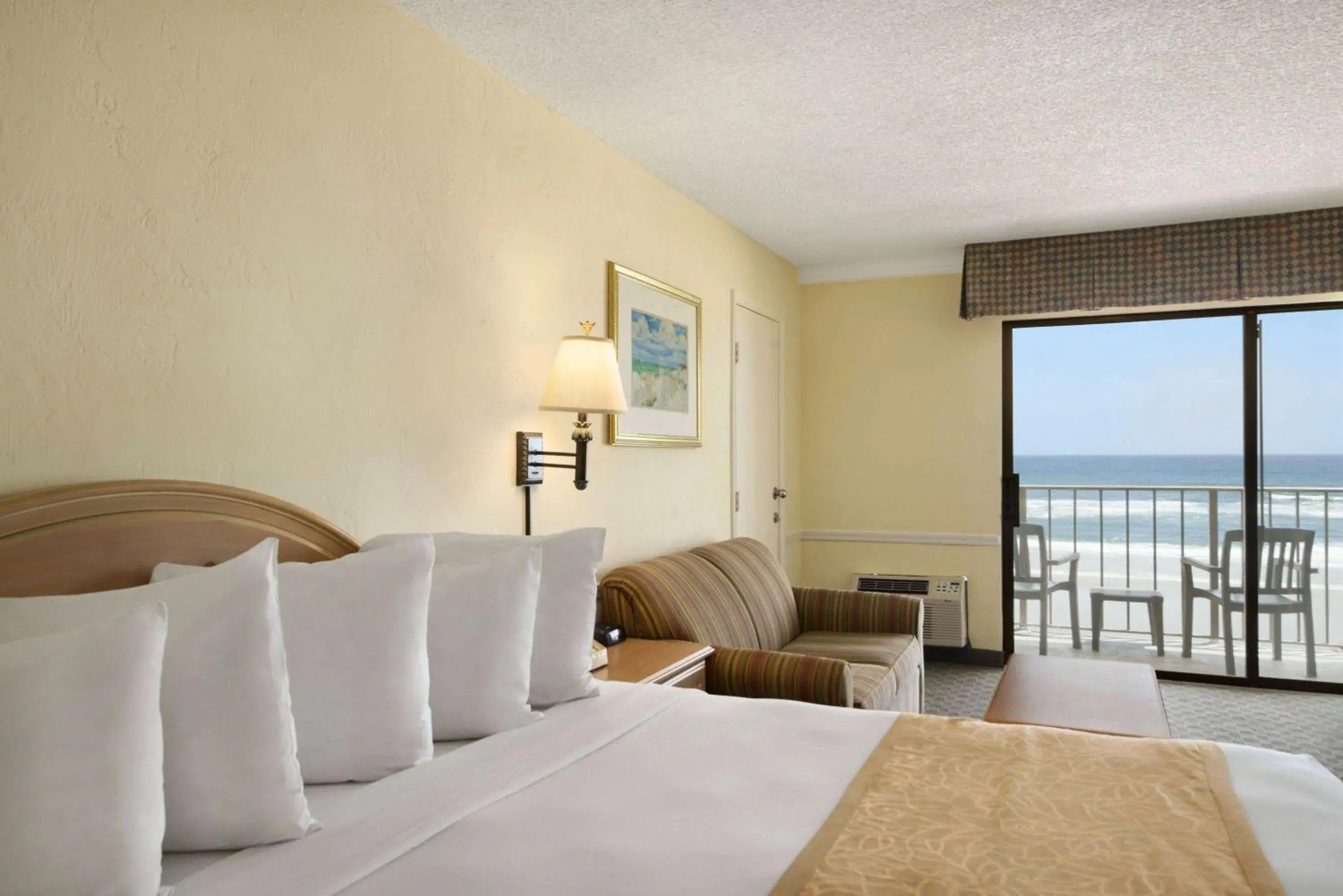 Efficiency King Room with Oceanfront - Non-Smoking in Days Inn by Wyndham Daytona Oceanfront Efficiency King Room with Oceanfront - Non-Smoking in Days Inn by Wyndham Daytona Oceanfront