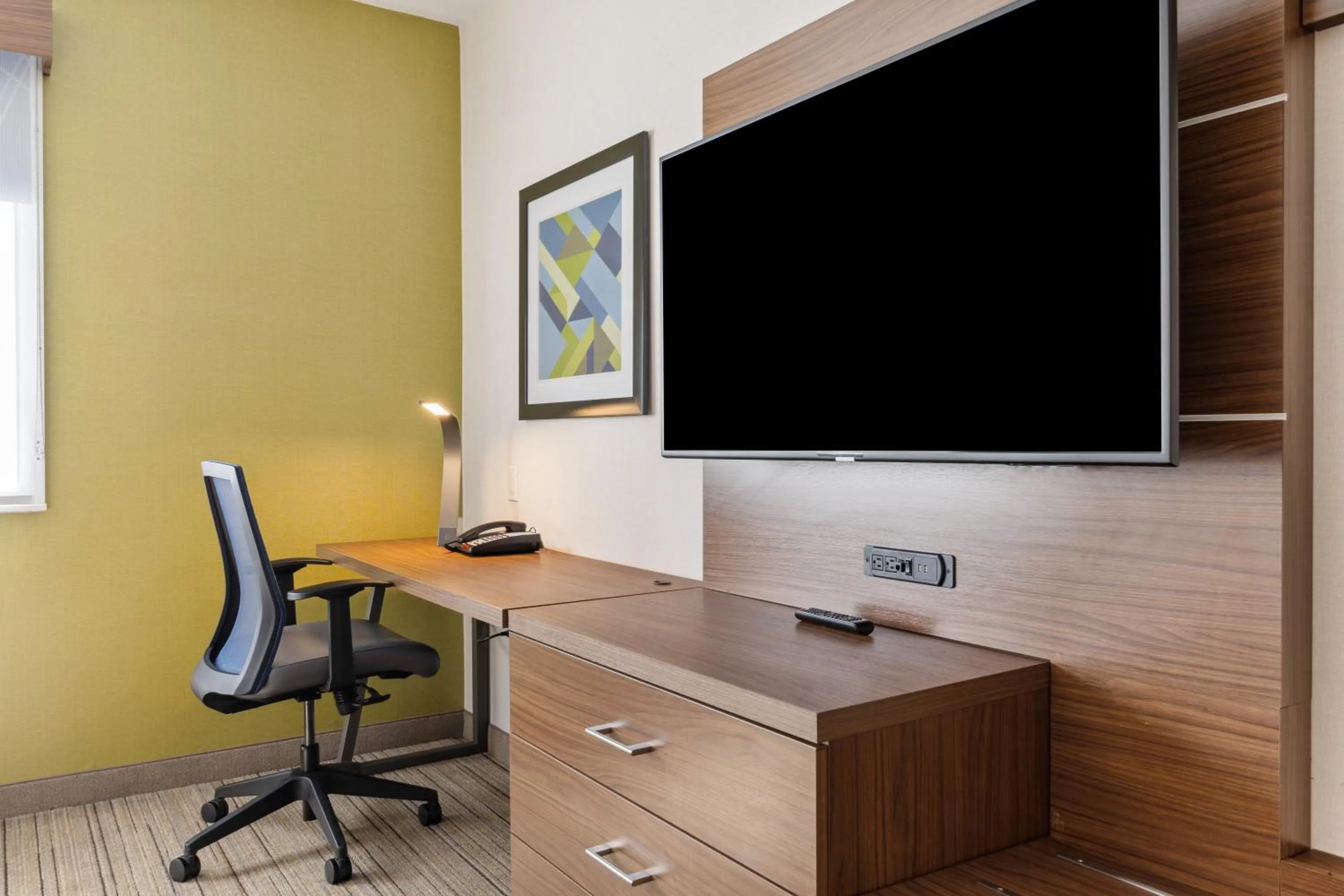 TV and multimedia in Holiday Inn Express & Suites Mountain View Silicon Valley by IHG