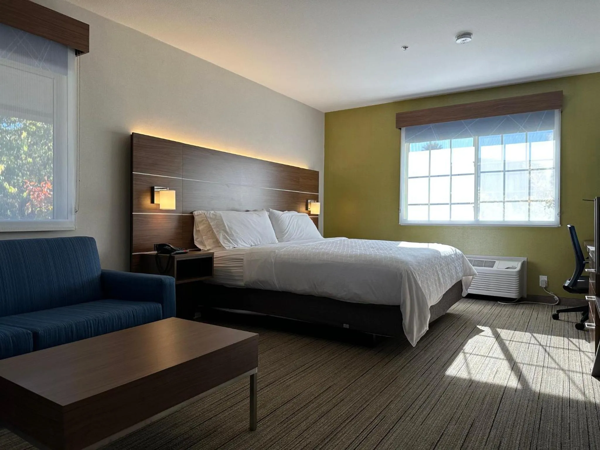Photo of the whole room, Bed in Holiday Inn Express & Suites Mountain View Silicon Valley by IHG