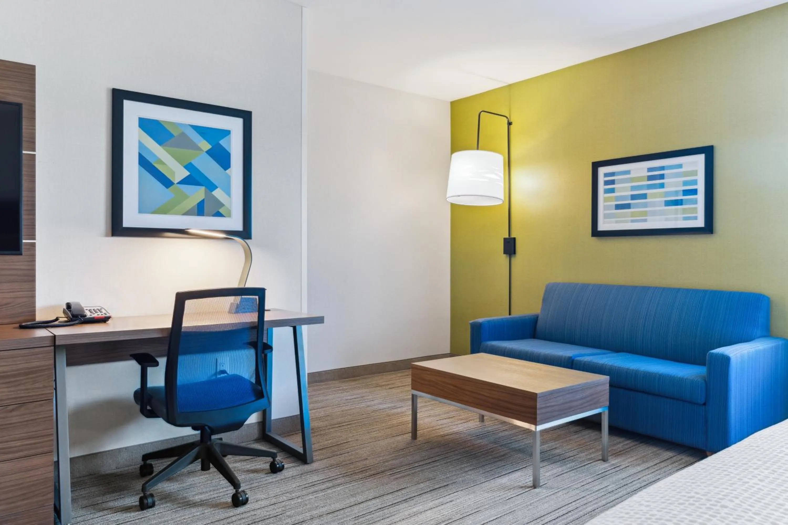 Seating area in Holiday Inn Express & Suites Mountain View Silicon Valley by IHG