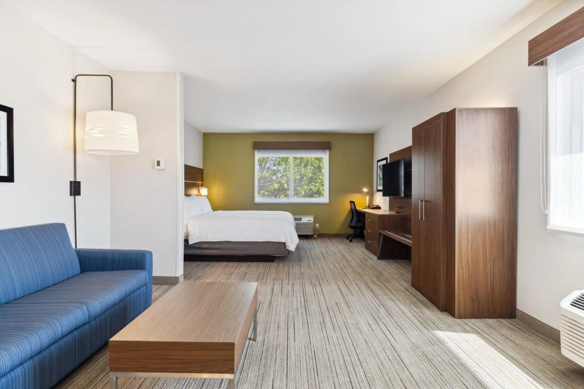 Photo of the whole room, Bed in Holiday Inn Express & Suites Mountain View Silicon Valley by IHG