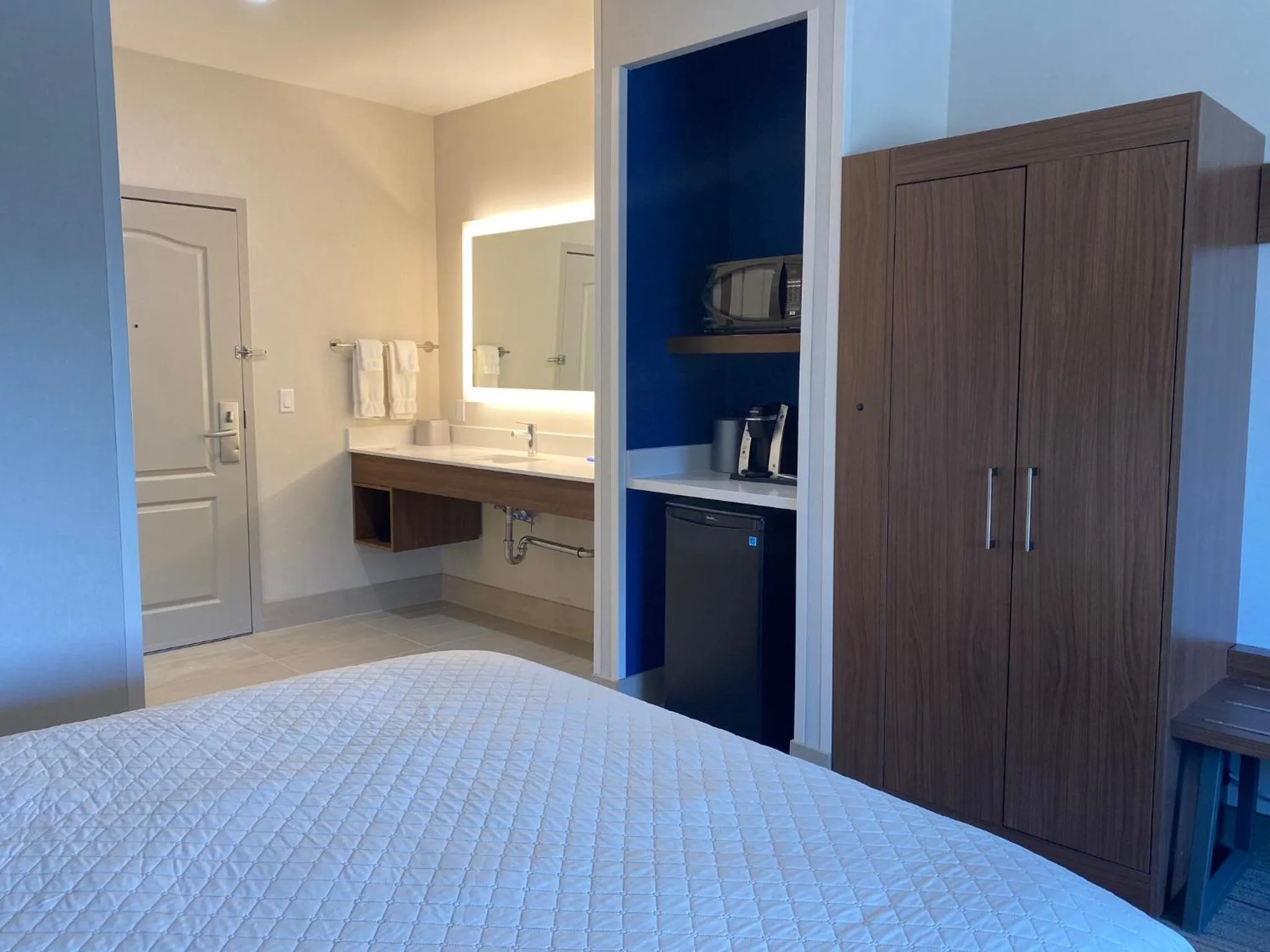 Photo of the whole room, Bed in Holiday Inn Express & Suites Mountain View Silicon Valley by IHG