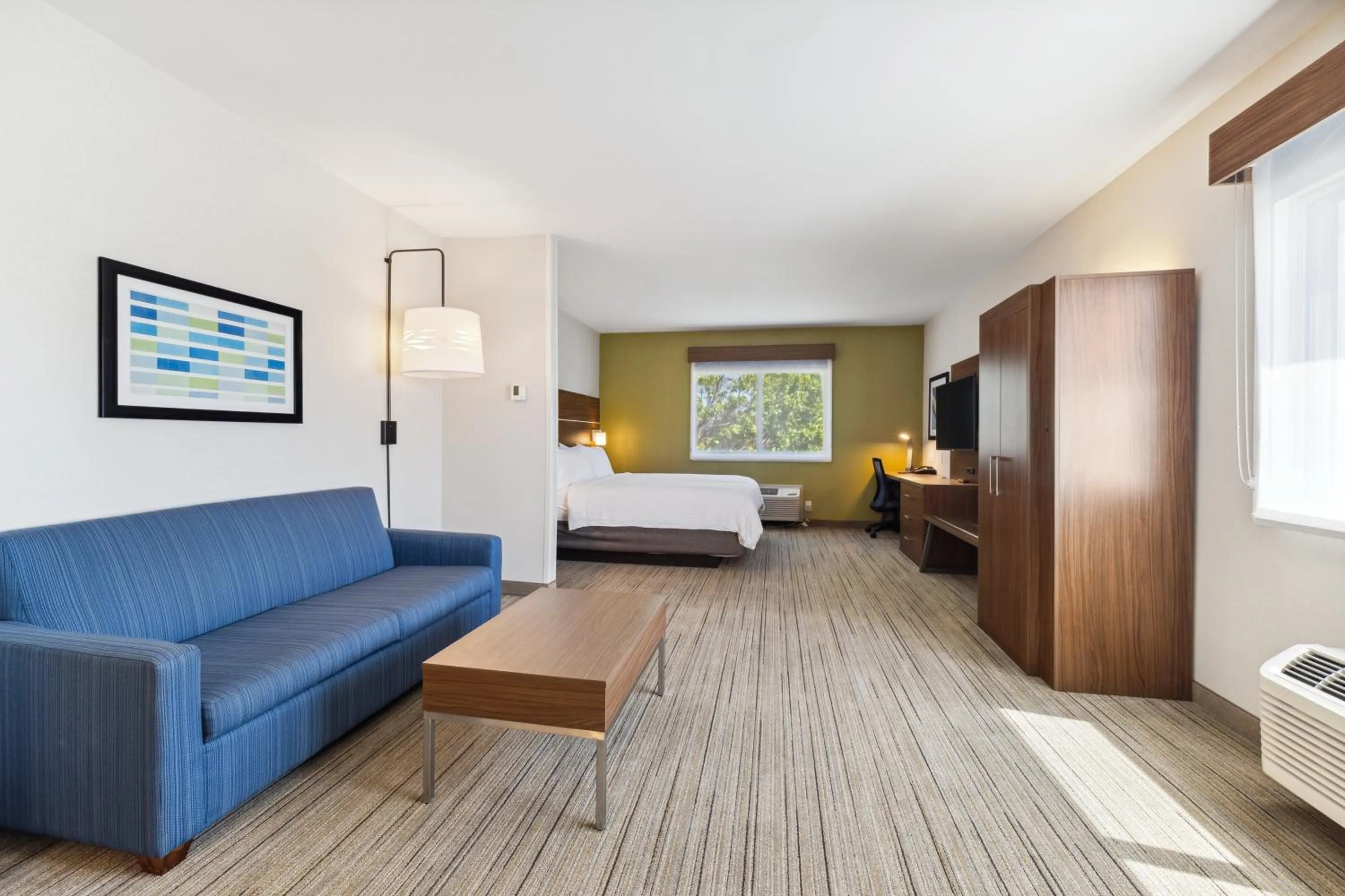 Photo of the whole room, Bed in Holiday Inn Express & Suites Mountain View Silicon Valley by IHG