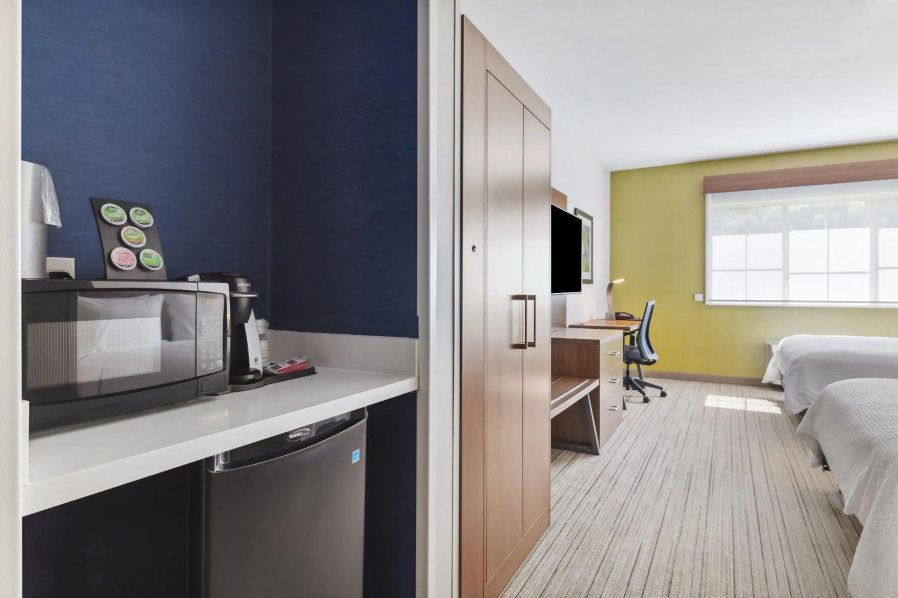 Bed in Holiday Inn Express & Suites Mountain View Silicon Valley by IHG Bed in Holiday Inn Express & Suites Mountain View Silicon Valley by IHG