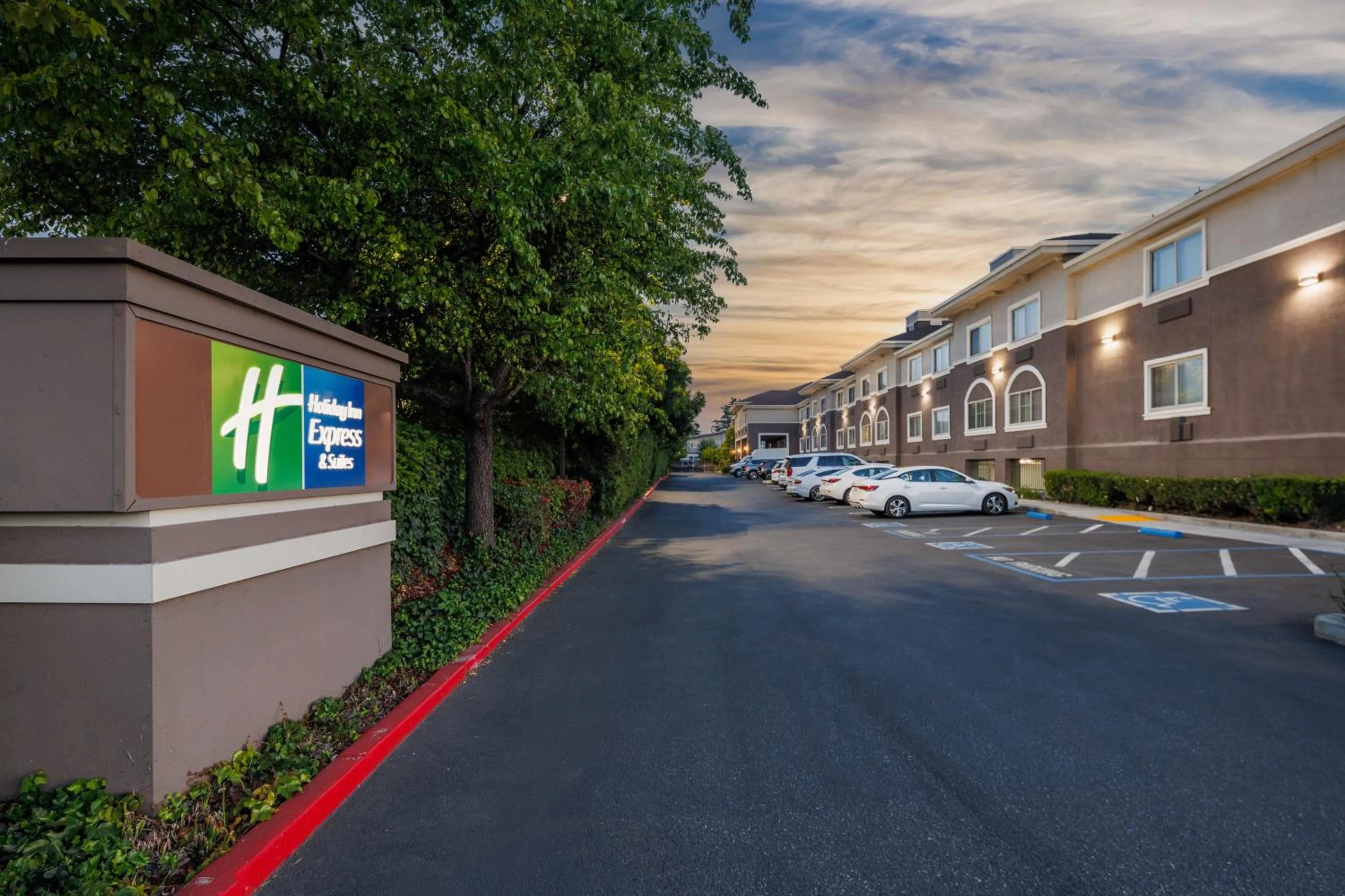 Property building in Holiday Inn Express & Suites Mountain View Silicon Valley by IHG