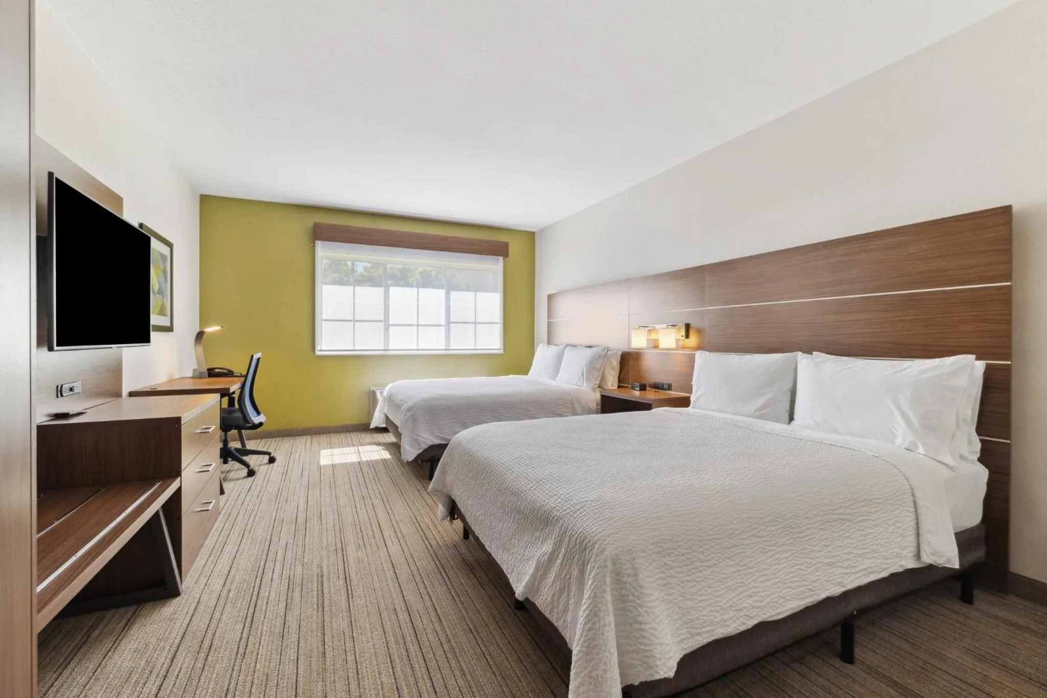 Photo of the whole room, Bed in Holiday Inn Express & Suites Mountain View Silicon Valley by IHG