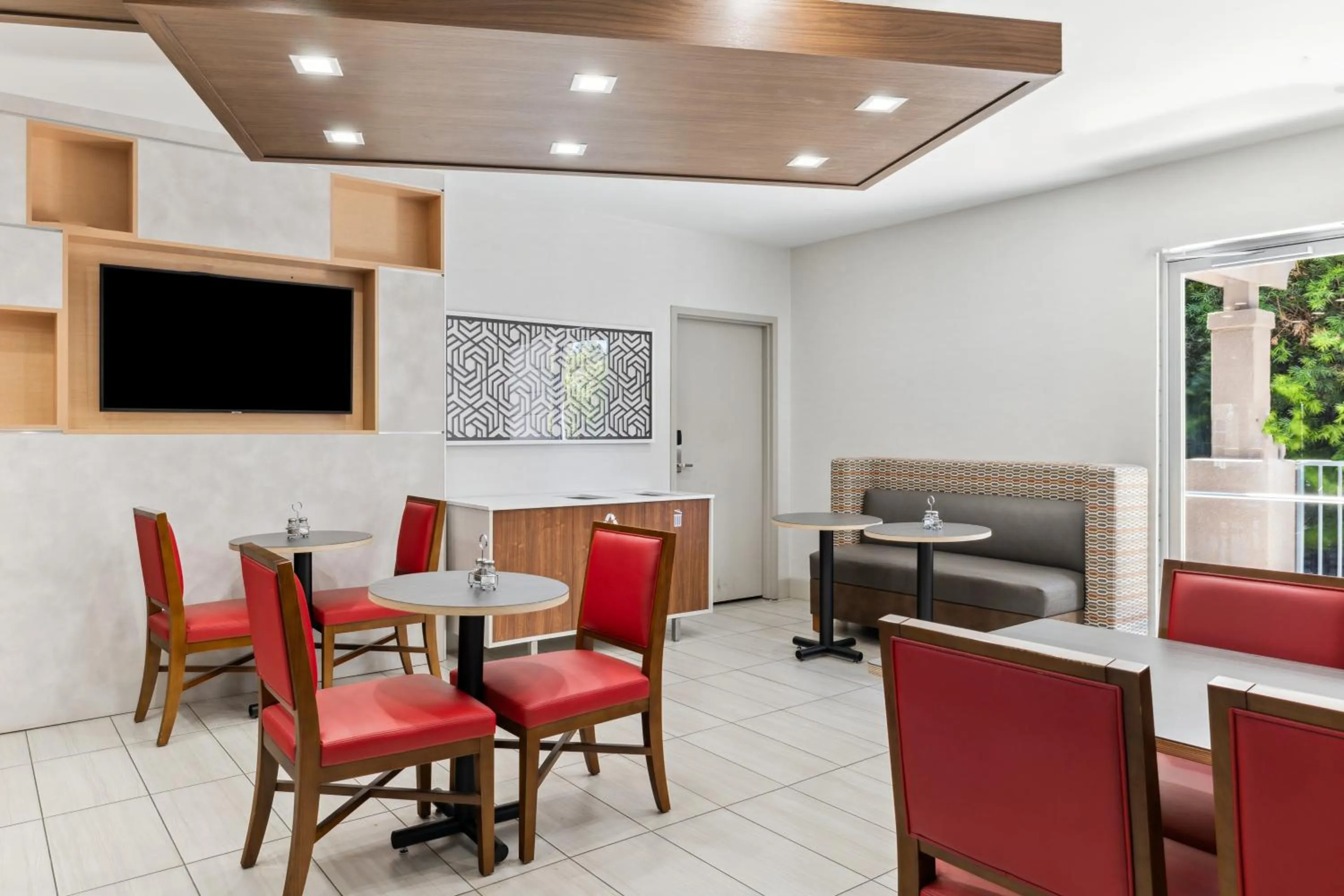 Dining area in Holiday Inn Express & Suites Mountain View Silicon Valley by IHG