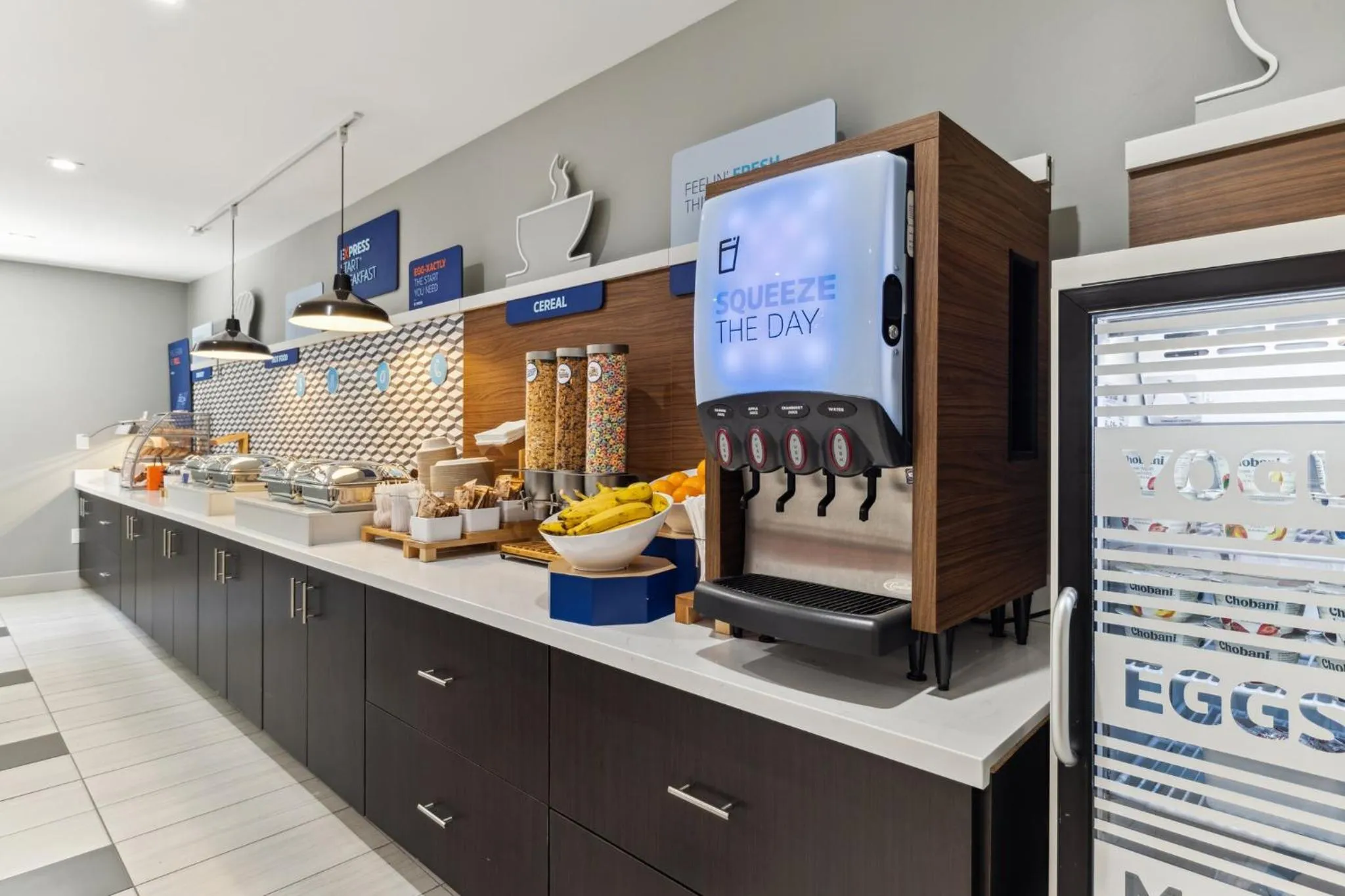 Breakfast in Holiday Inn Express & Suites Mountain View Silicon Valley by IHG