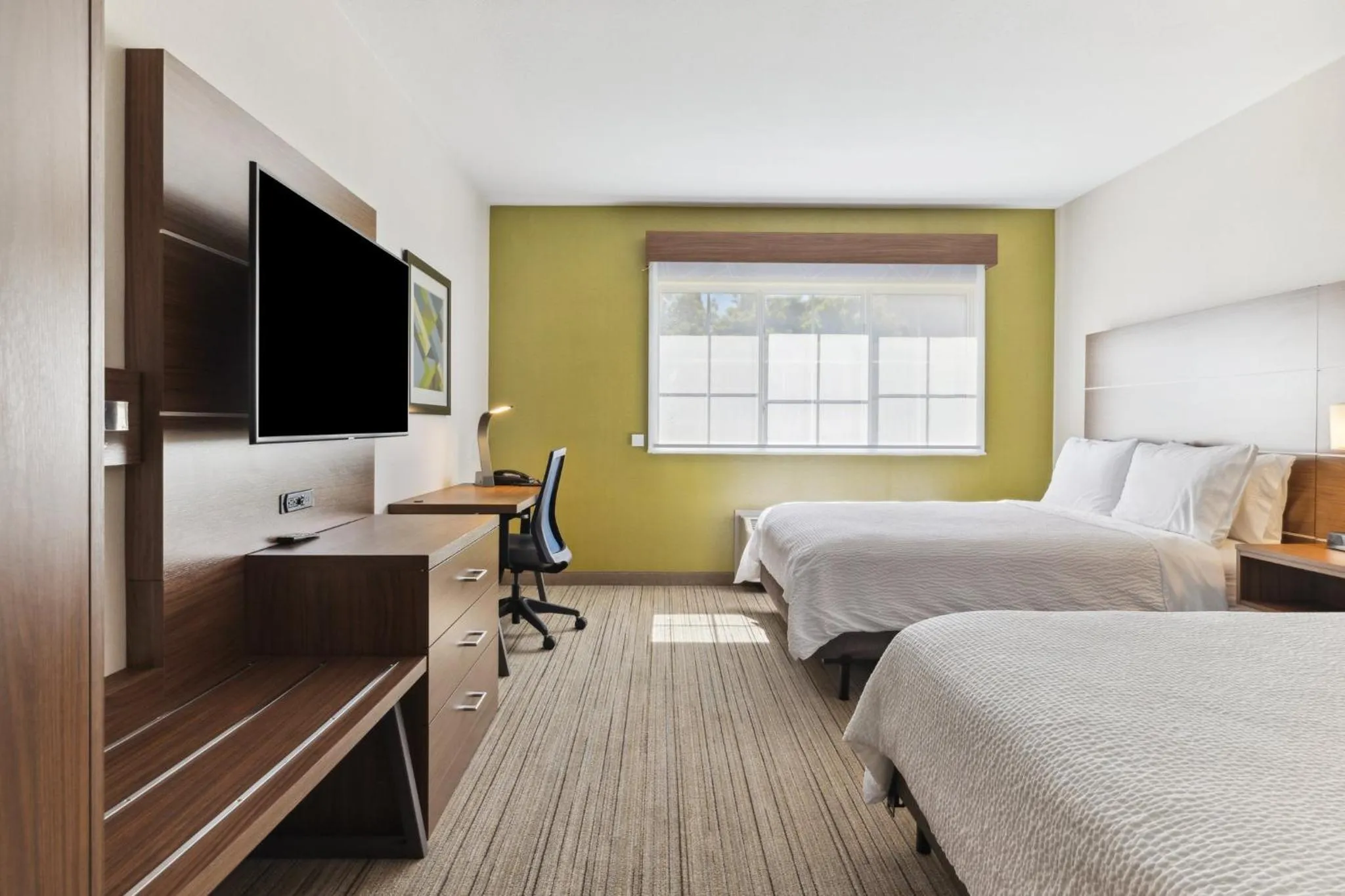 Photo of the whole room, Bed in Holiday Inn Express & Suites Mountain View Silicon Valley by IHG