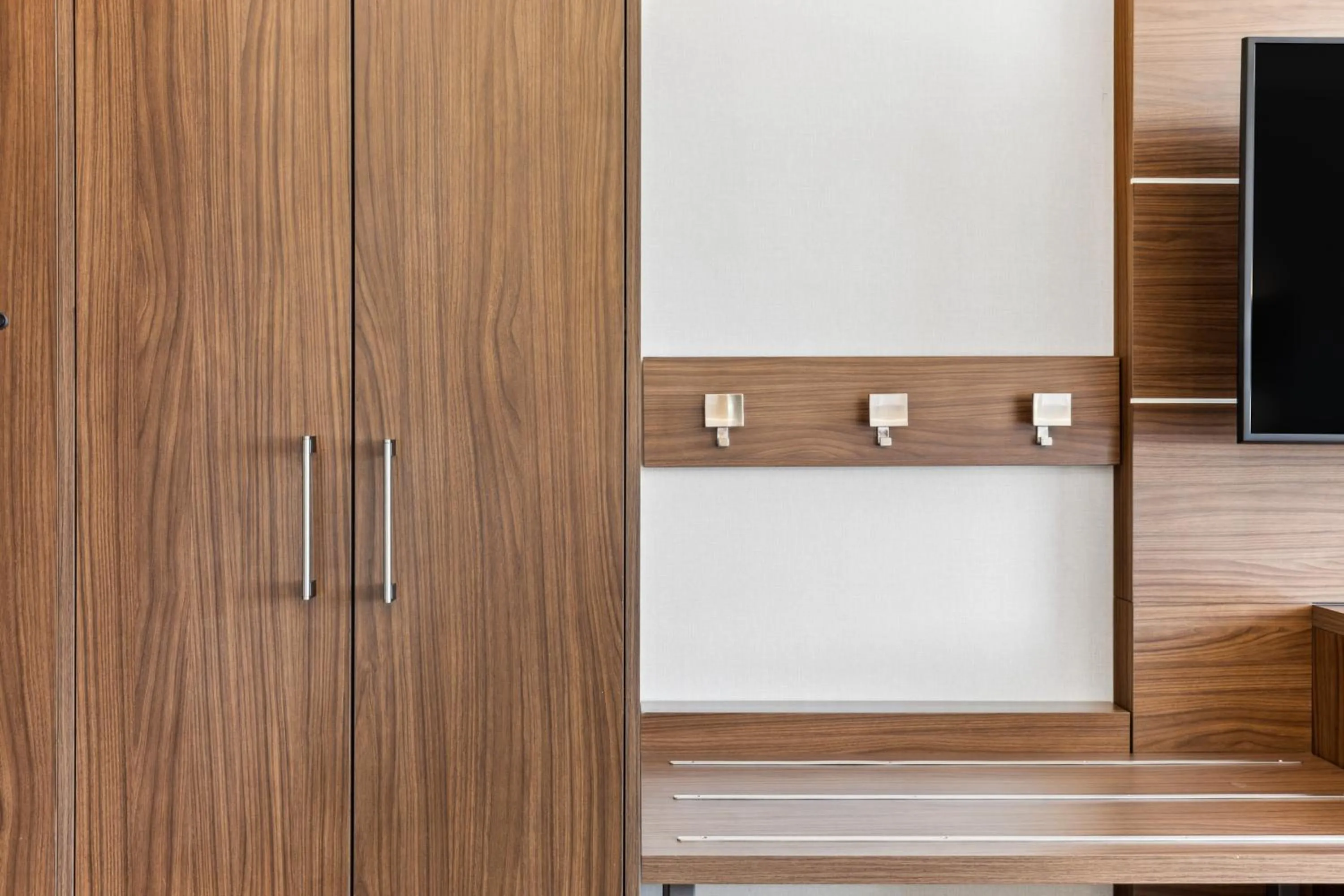 wardrobe in Holiday Inn Express & Suites Mountain View Silicon Valley by IHG