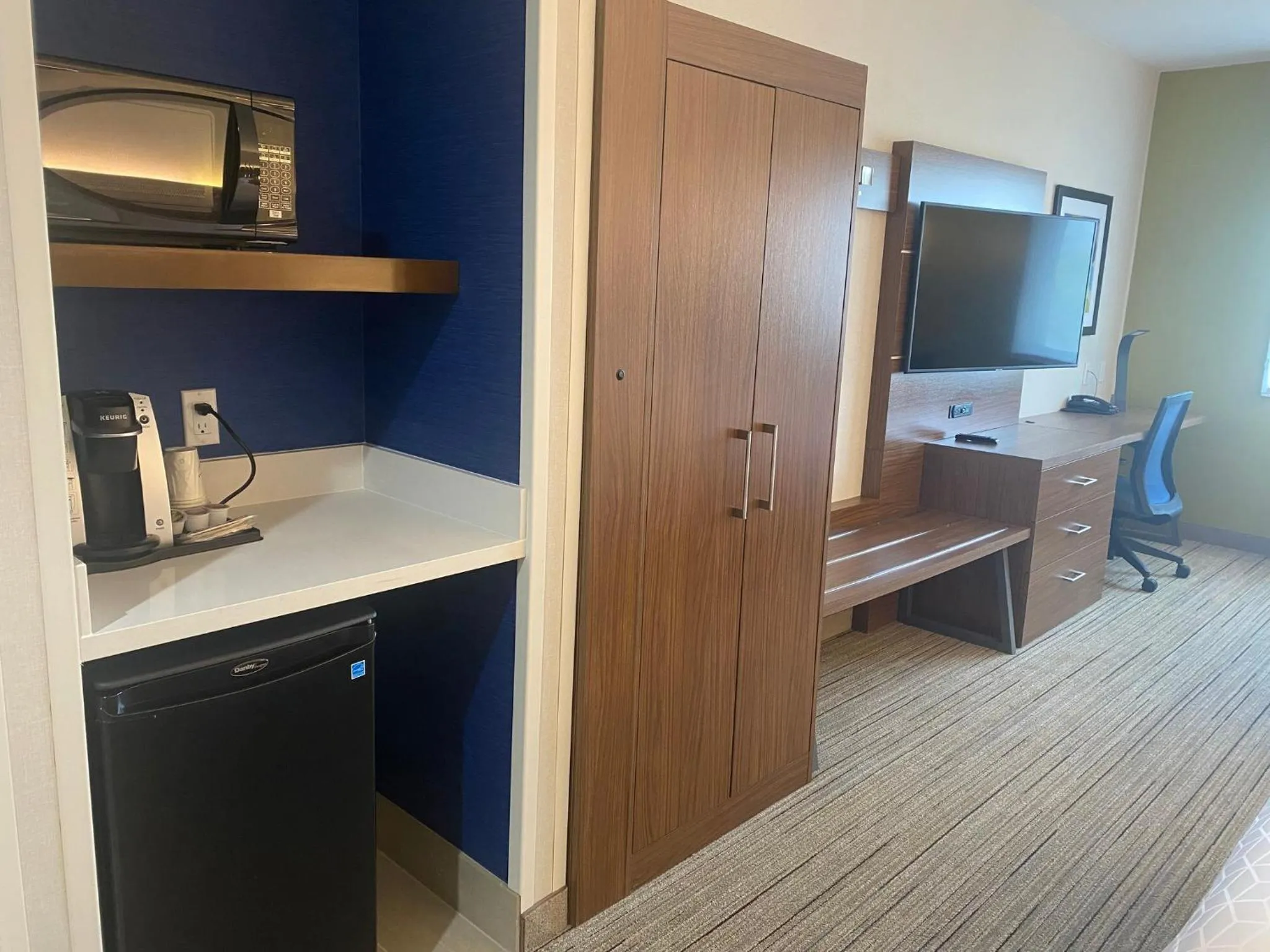 Photo of the whole room in Holiday Inn Express & Suites Mountain View Silicon Valley by IHG