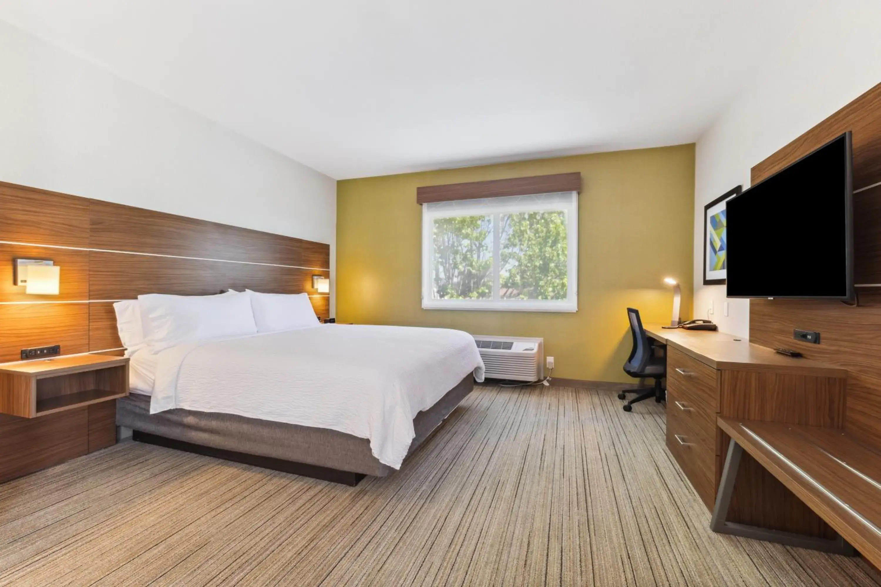Bed in Holiday Inn Express & Suites Mountain View Silicon Valley by IHG Bed in Holiday Inn Express & Suites Mountain View Silicon Valley by IHG