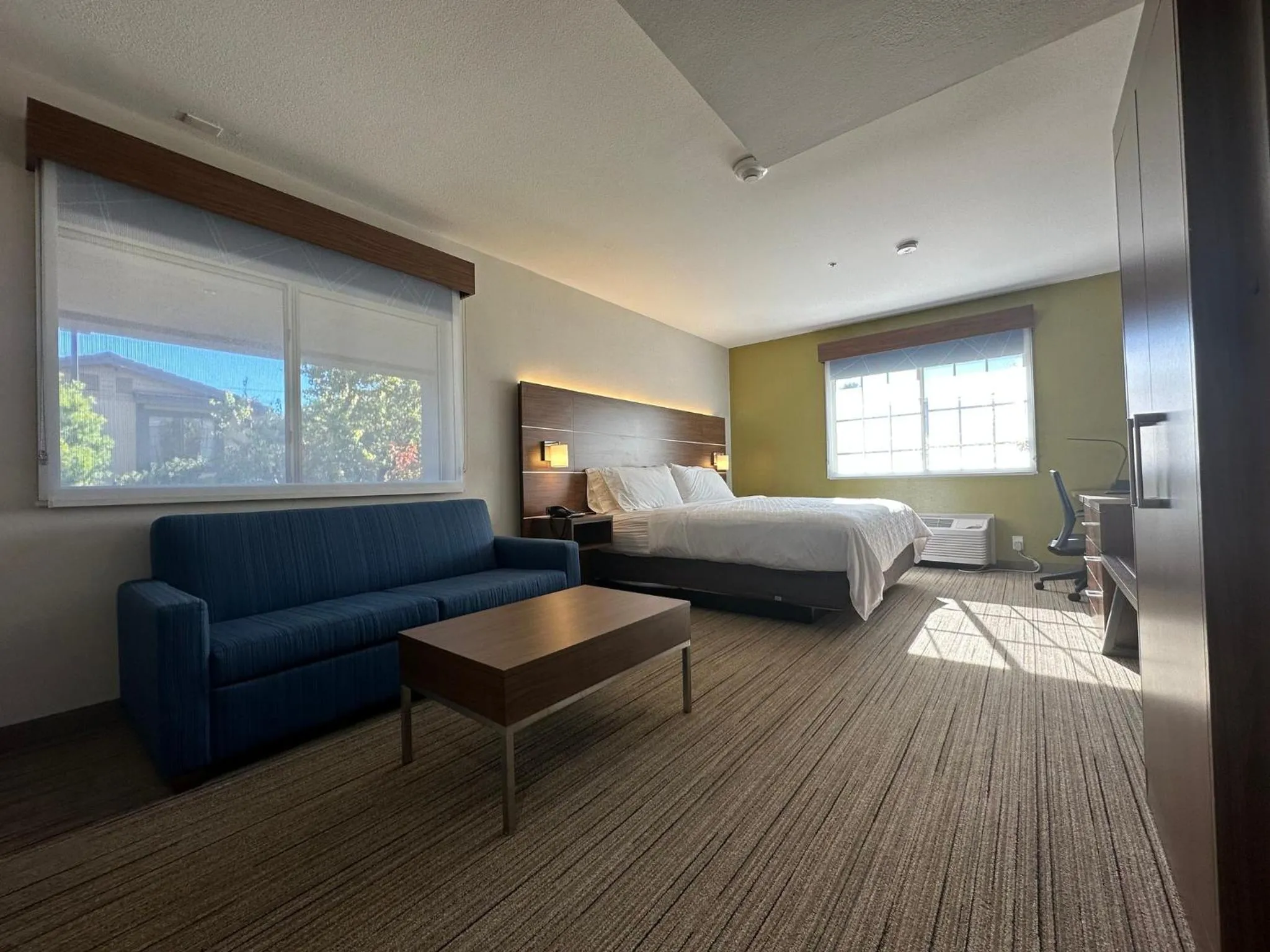 Photo of the whole room, Bed in Holiday Inn Express & Suites Mountain View Silicon Valley by IHG