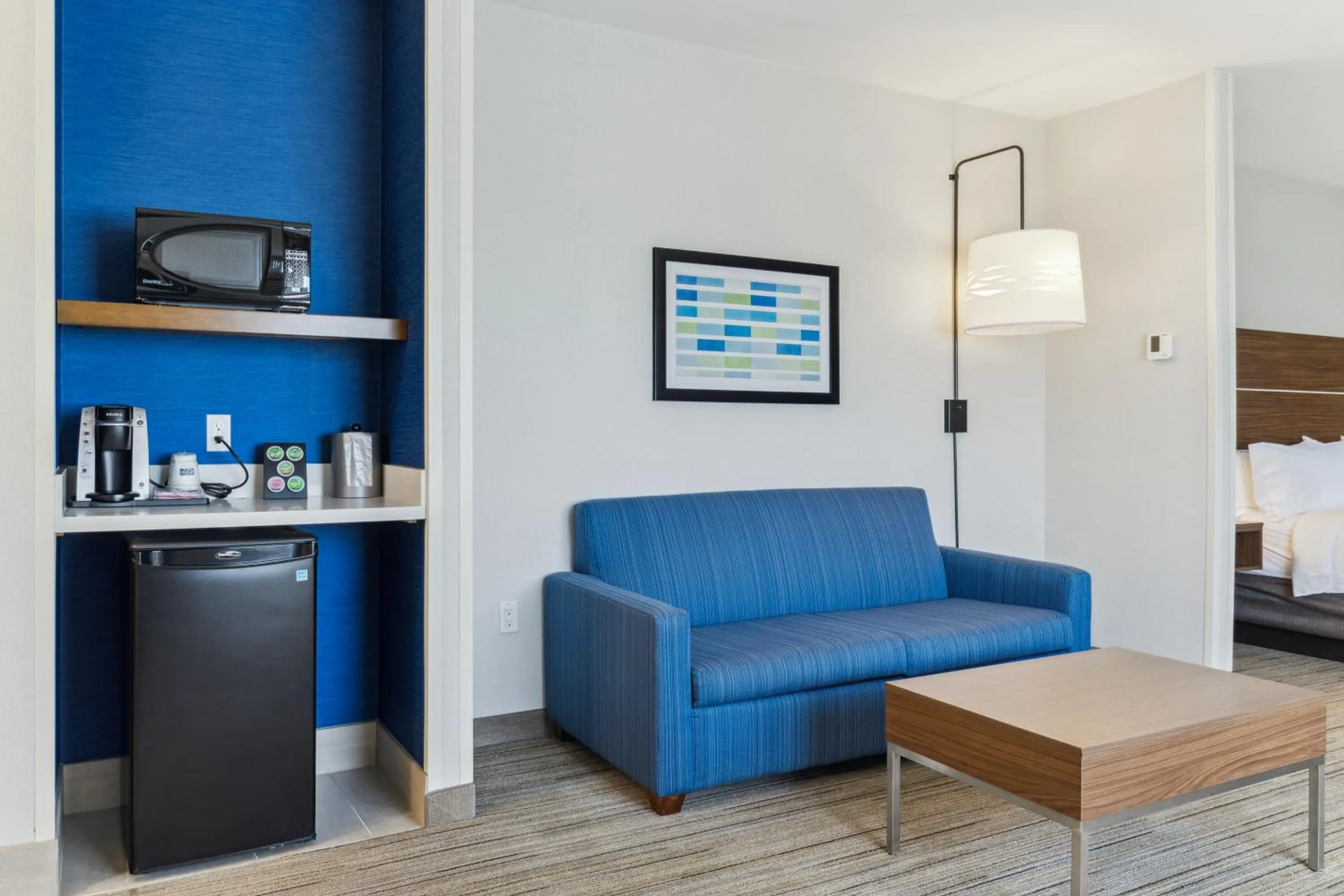 Coffee/tea facilities in Holiday Inn Express & Suites Mountain View Silicon Valley by IHG