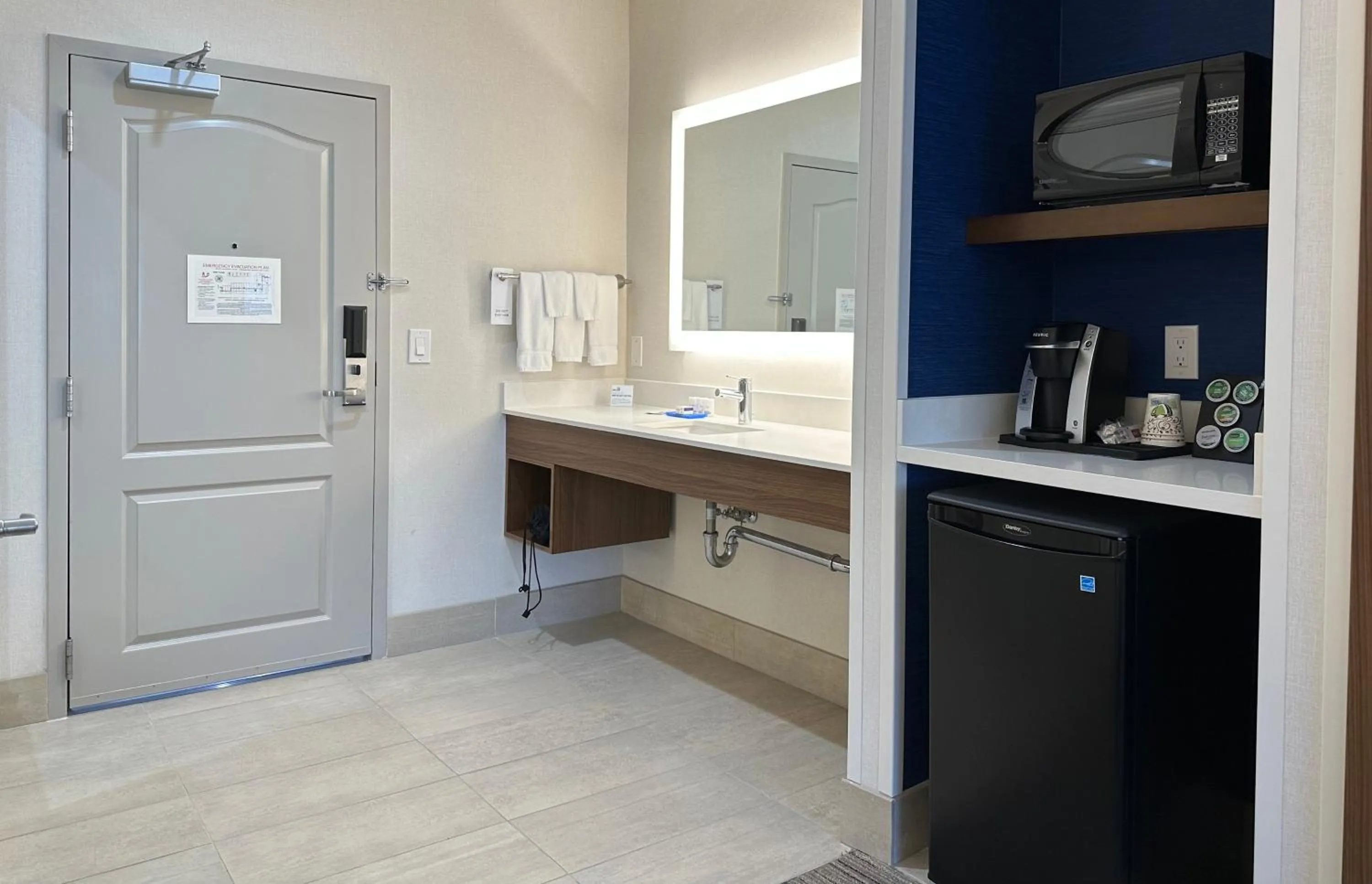 Photo of the whole room in Holiday Inn Express & Suites Mountain View Silicon Valley by IHG