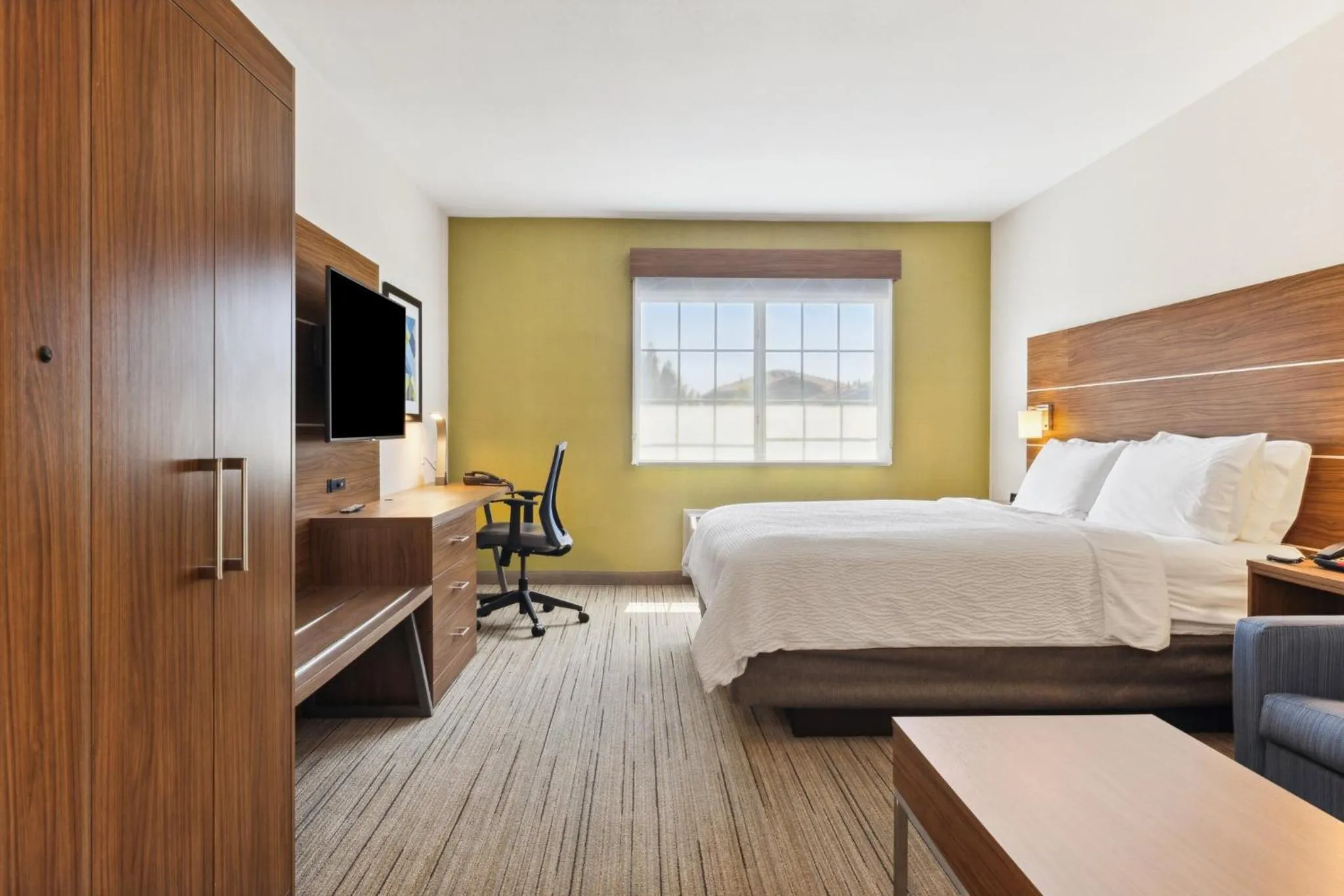 Photo of the whole room, Bed in Holiday Inn Express & Suites Mountain View Silicon Valley by IHG