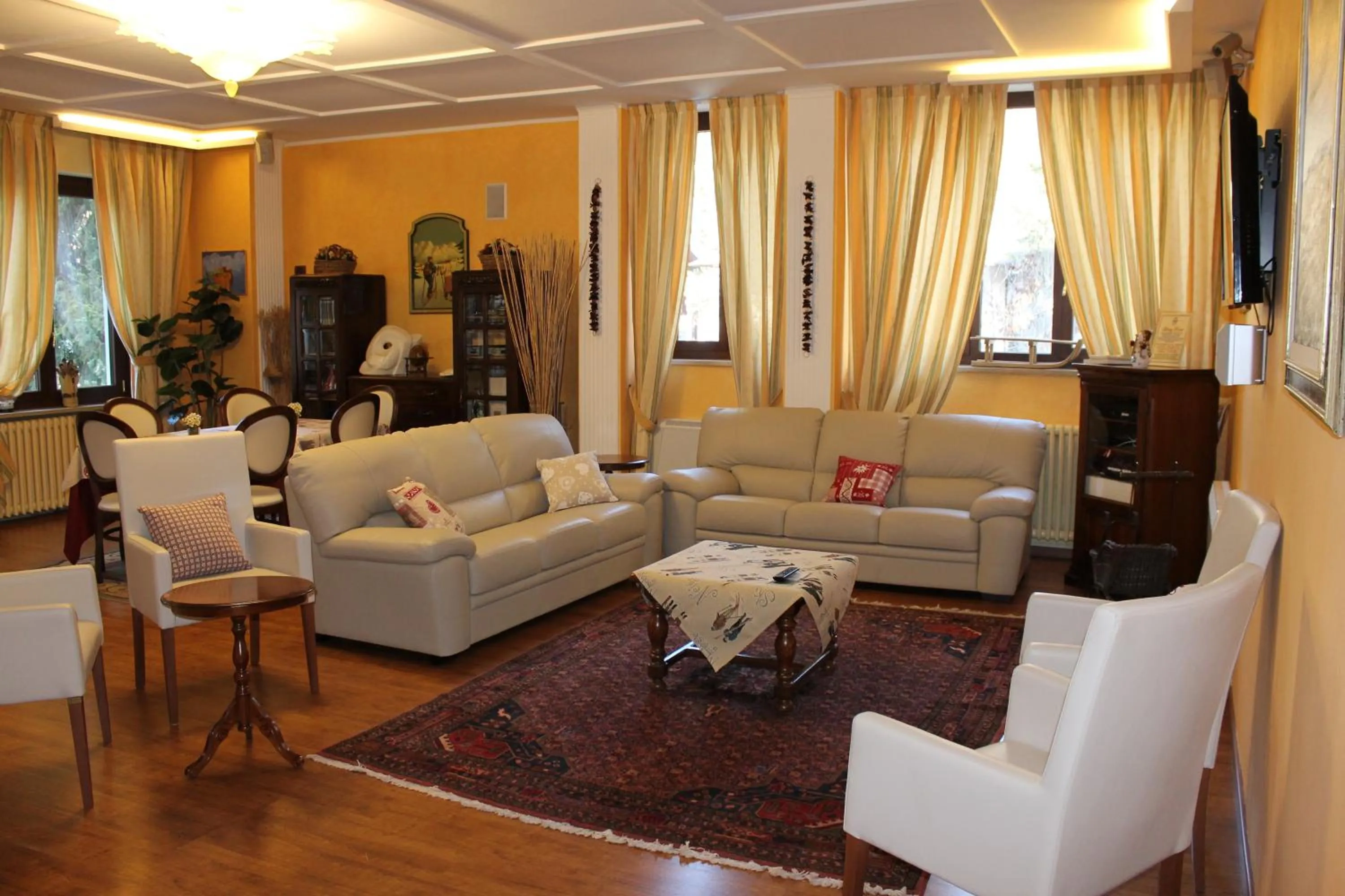 Communal lounge/ TV room in Grand Hotel Principe