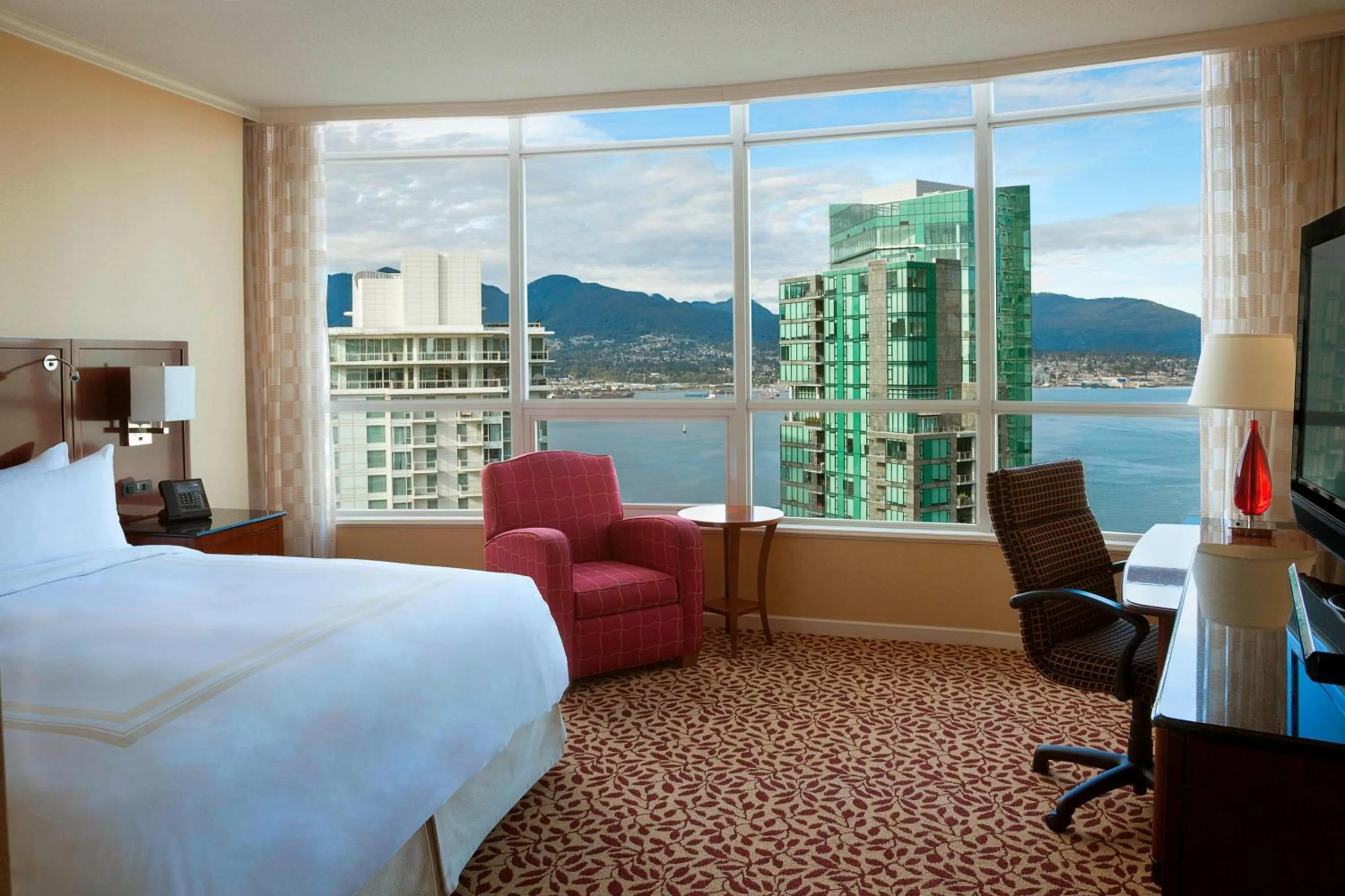 Photo of the whole room, Bed in Vancouver Marriott Pinnacle Downtown Hotel