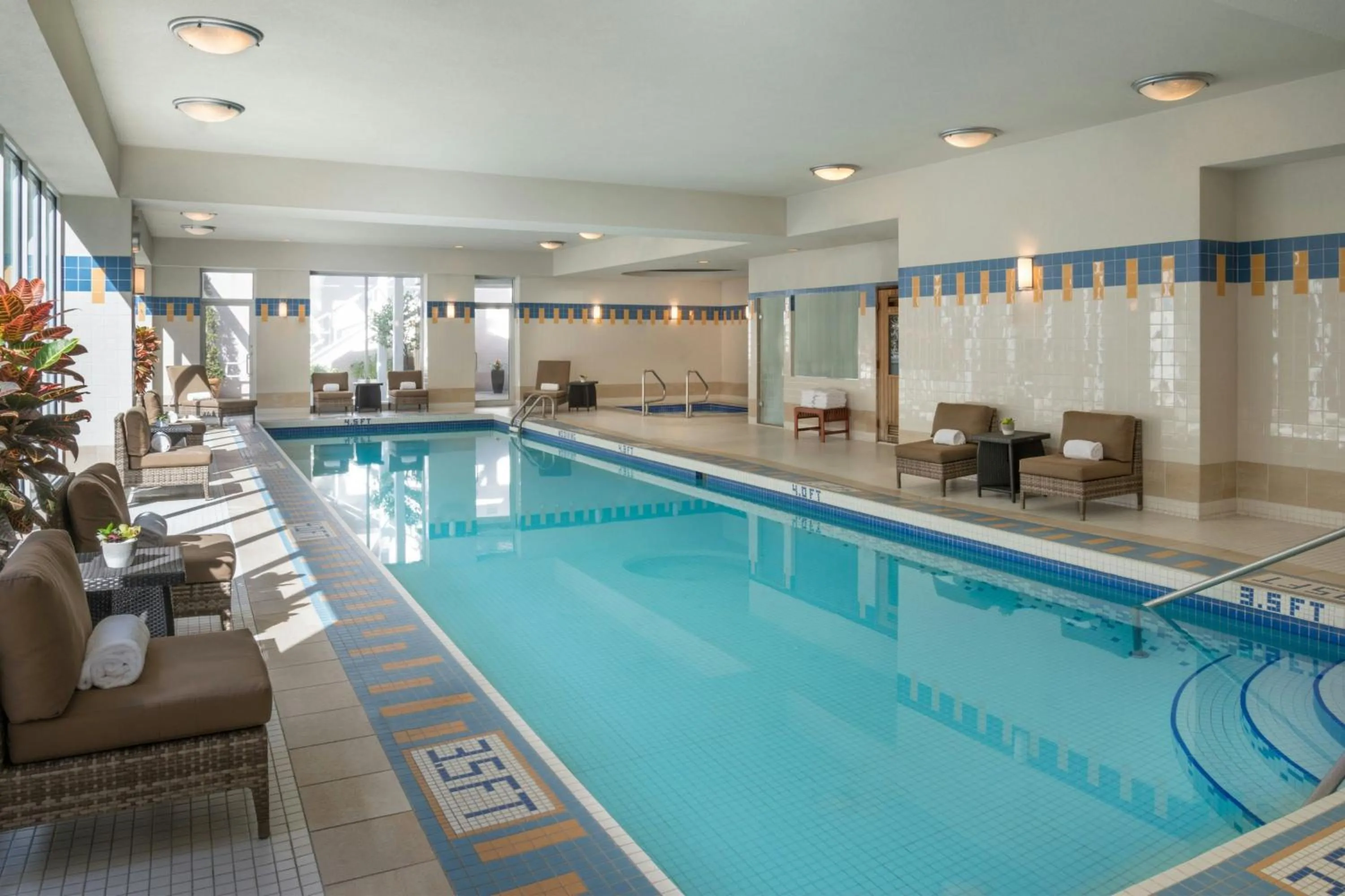Swimming pool in Vancouver Marriott Pinnacle Downtown Hotel