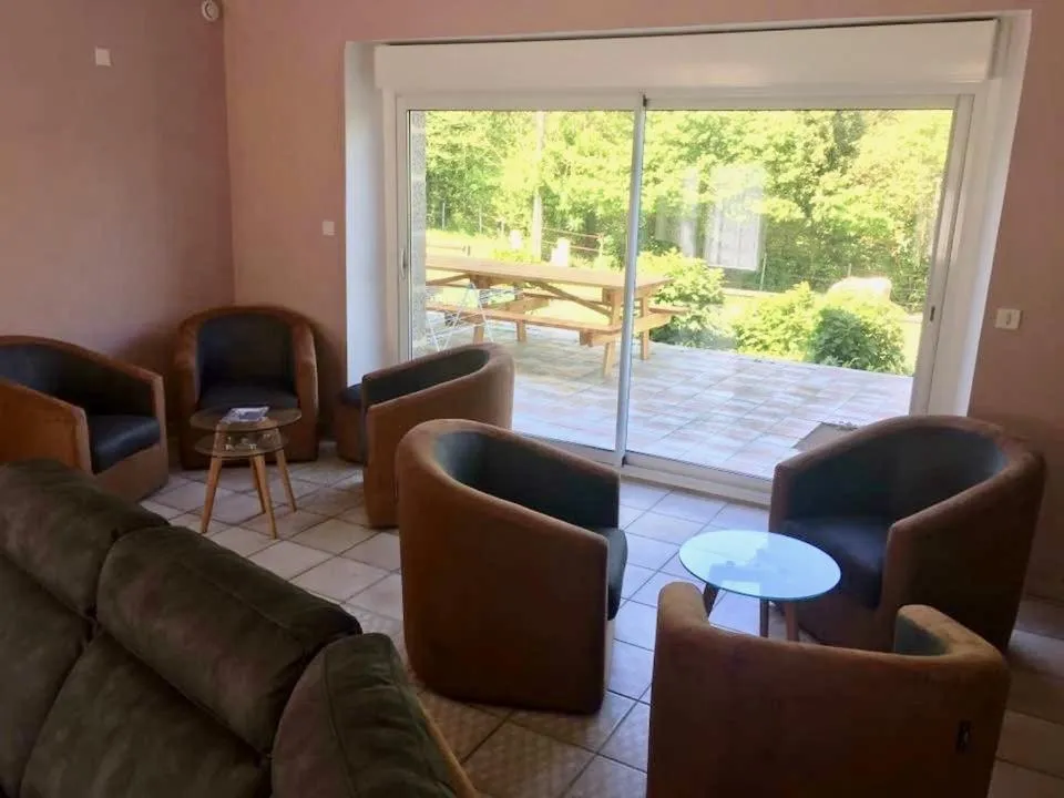 Communal lounge/ TV room in Les chambres de La Métairie du Dick