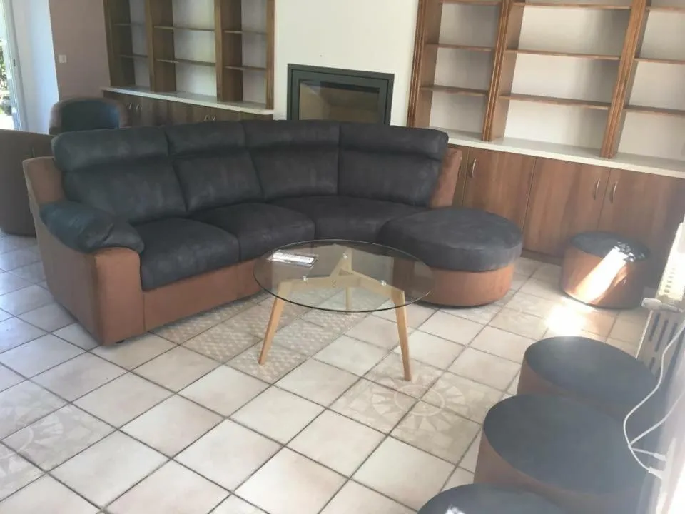 Communal lounge/ TV room in Les chambres de La Métairie du Dick