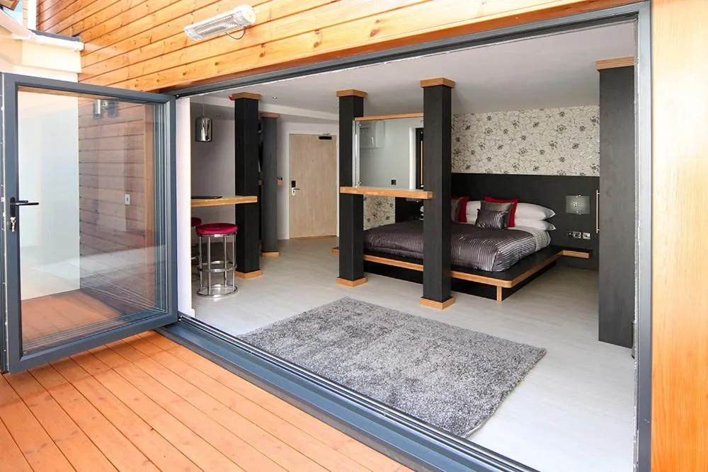 Photo of the whole room, Bed in Damon’s Hotel