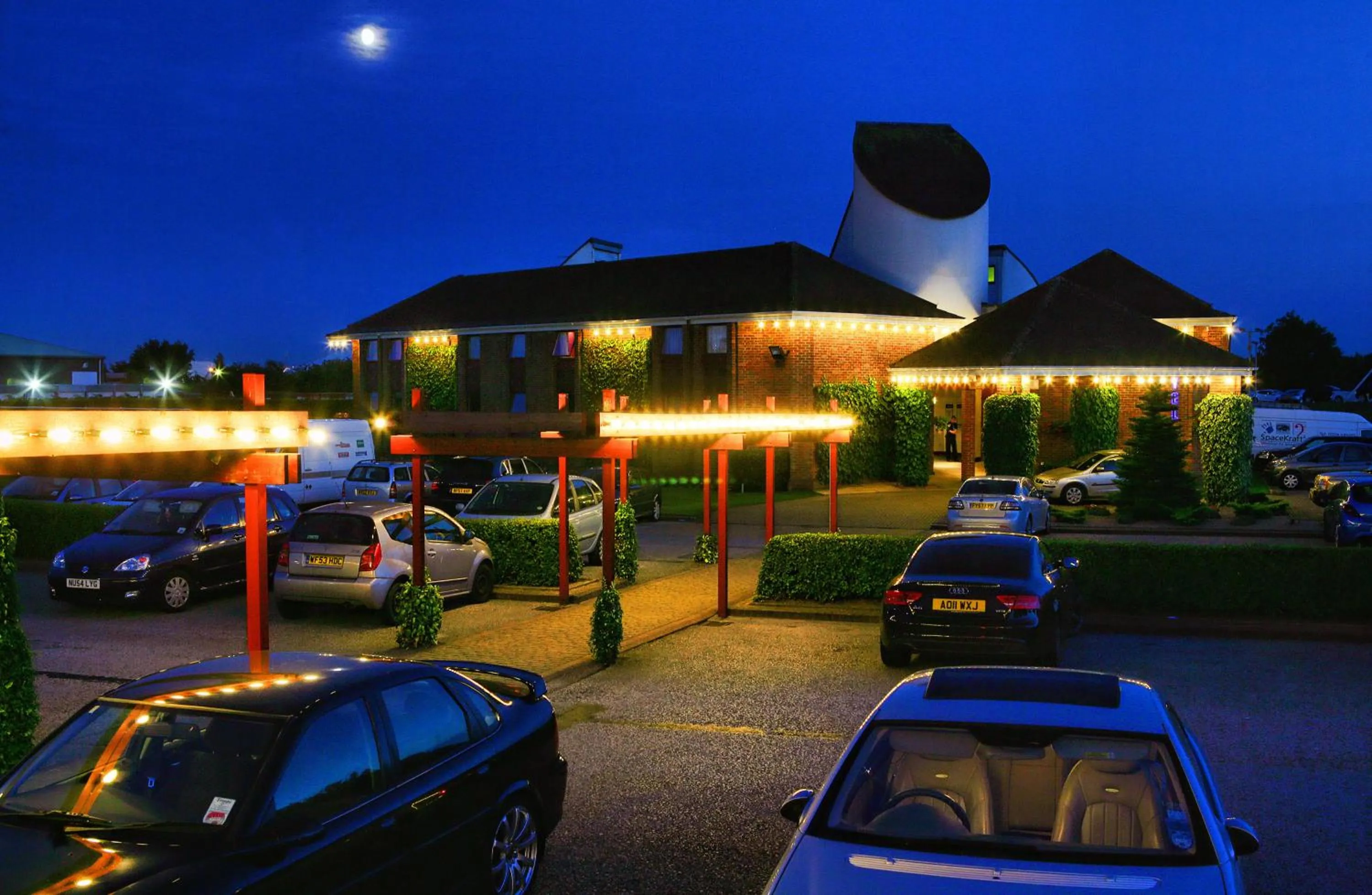 Facade/entrance in Damon’s Hotel