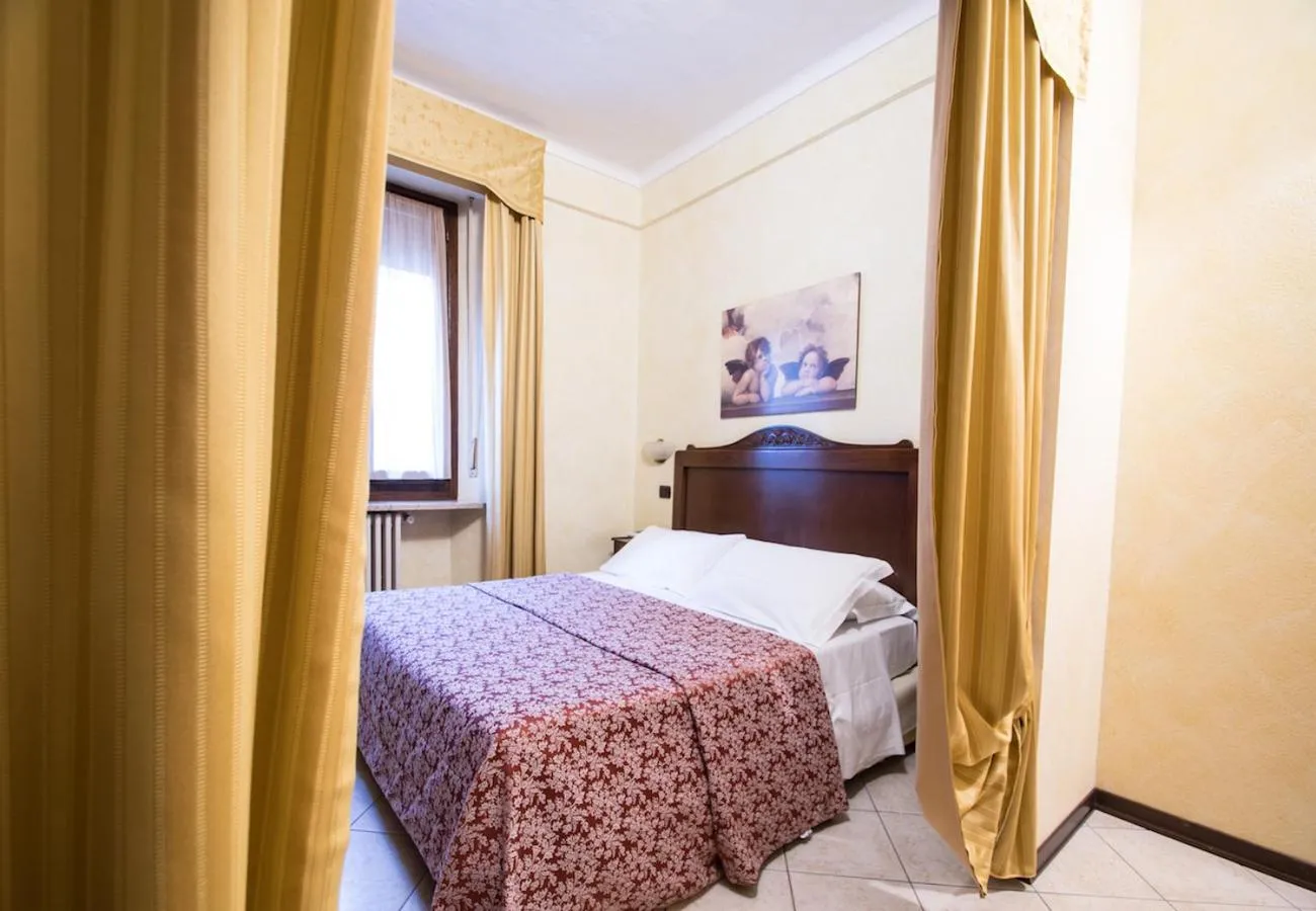 Bed in Limone Palace Aparthotel