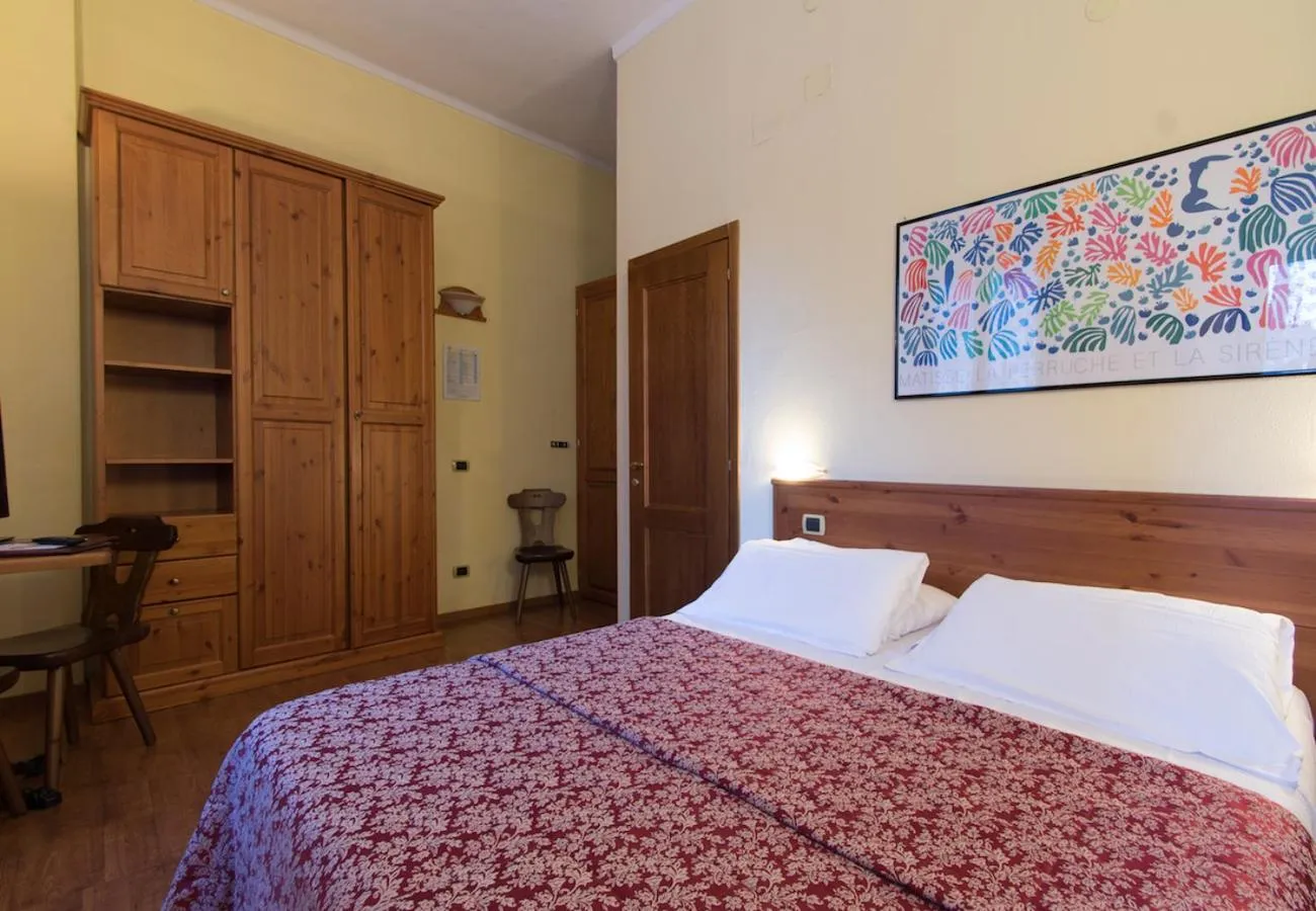 Bed in Limone Palace Aparthotel