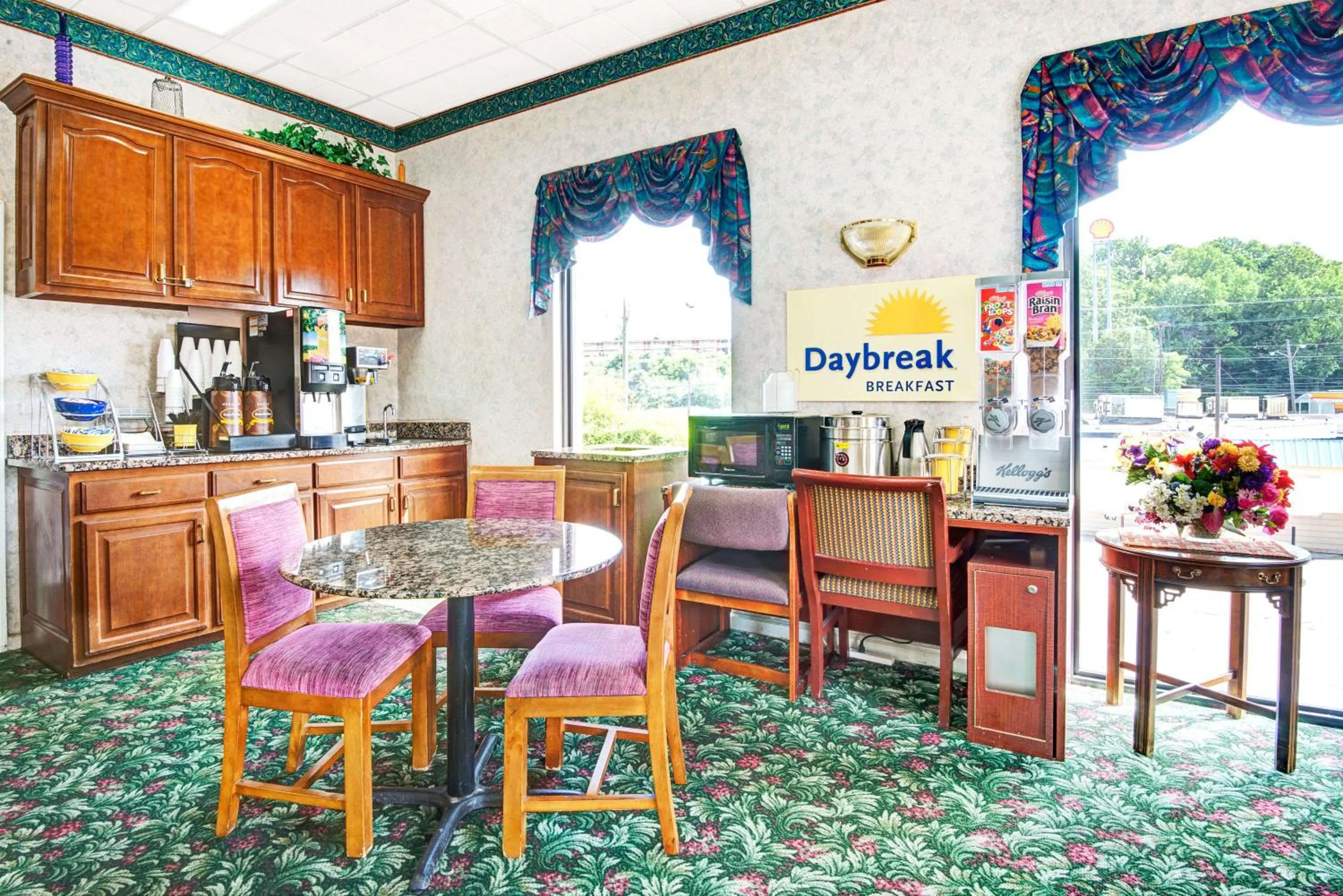 Restaurant/places to eat in Super 8 by Wyndham Nashville Near Downtown / I-40