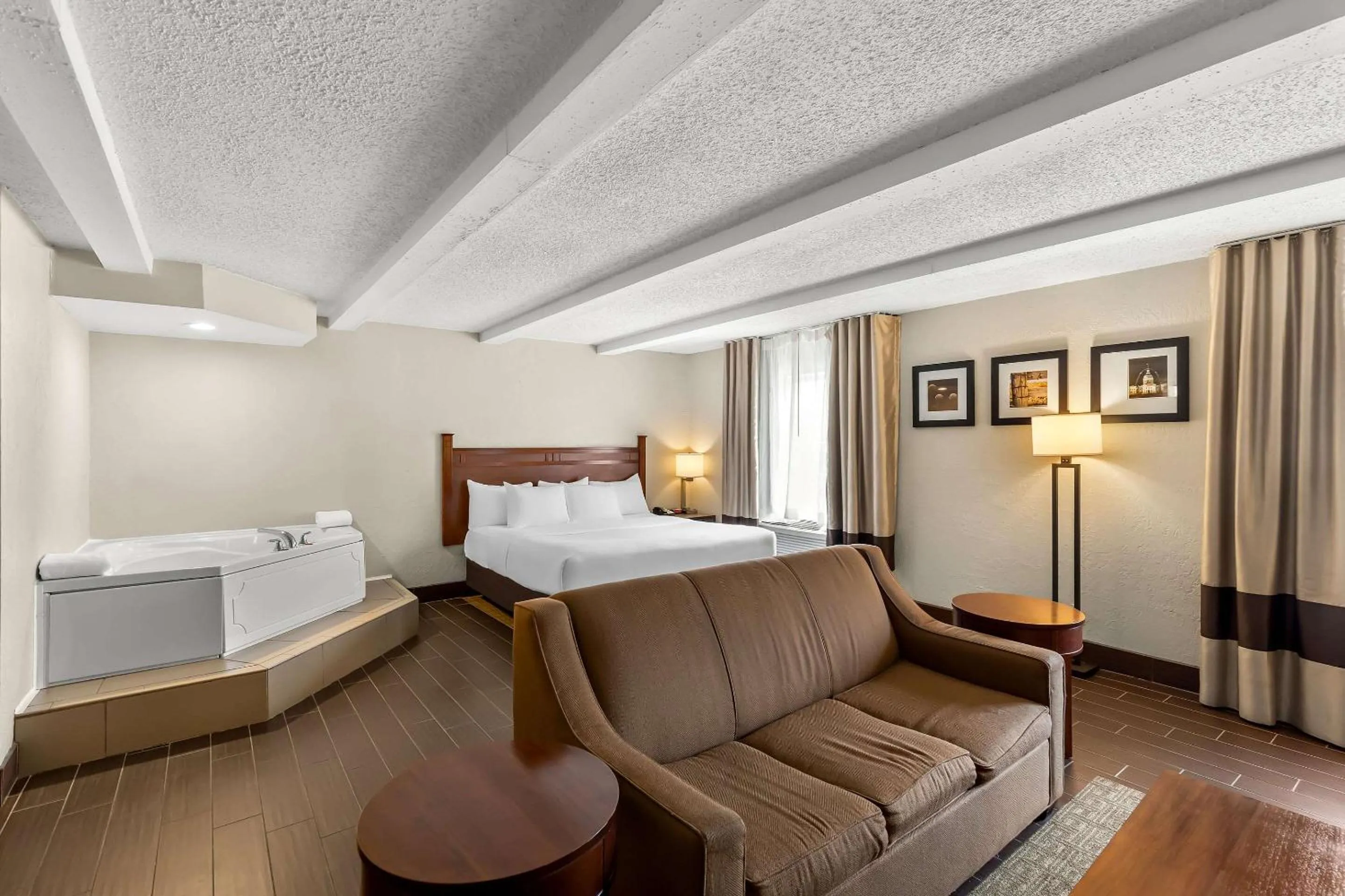 Bedroom, Bed in Comfort Inn St Louis - Westport Event Center