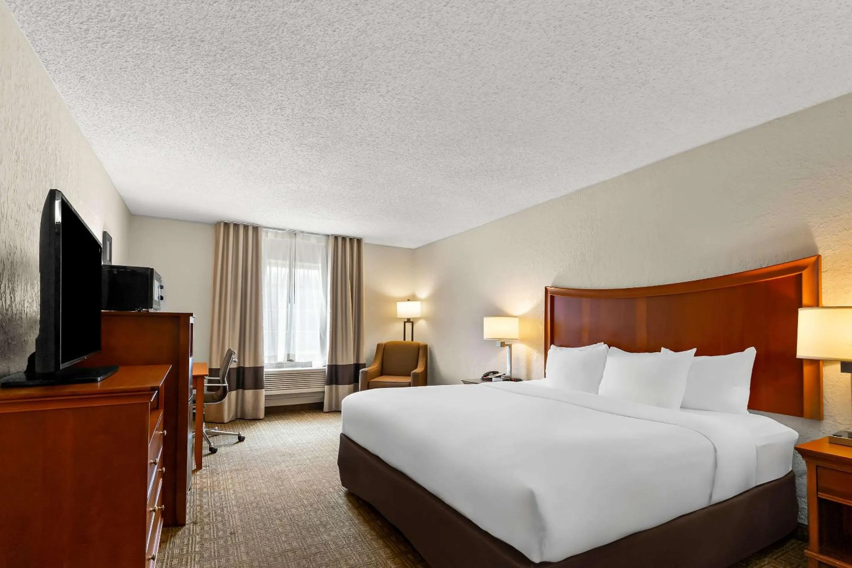 Bedroom, Bed in Comfort Inn St Louis - Westport Event Center