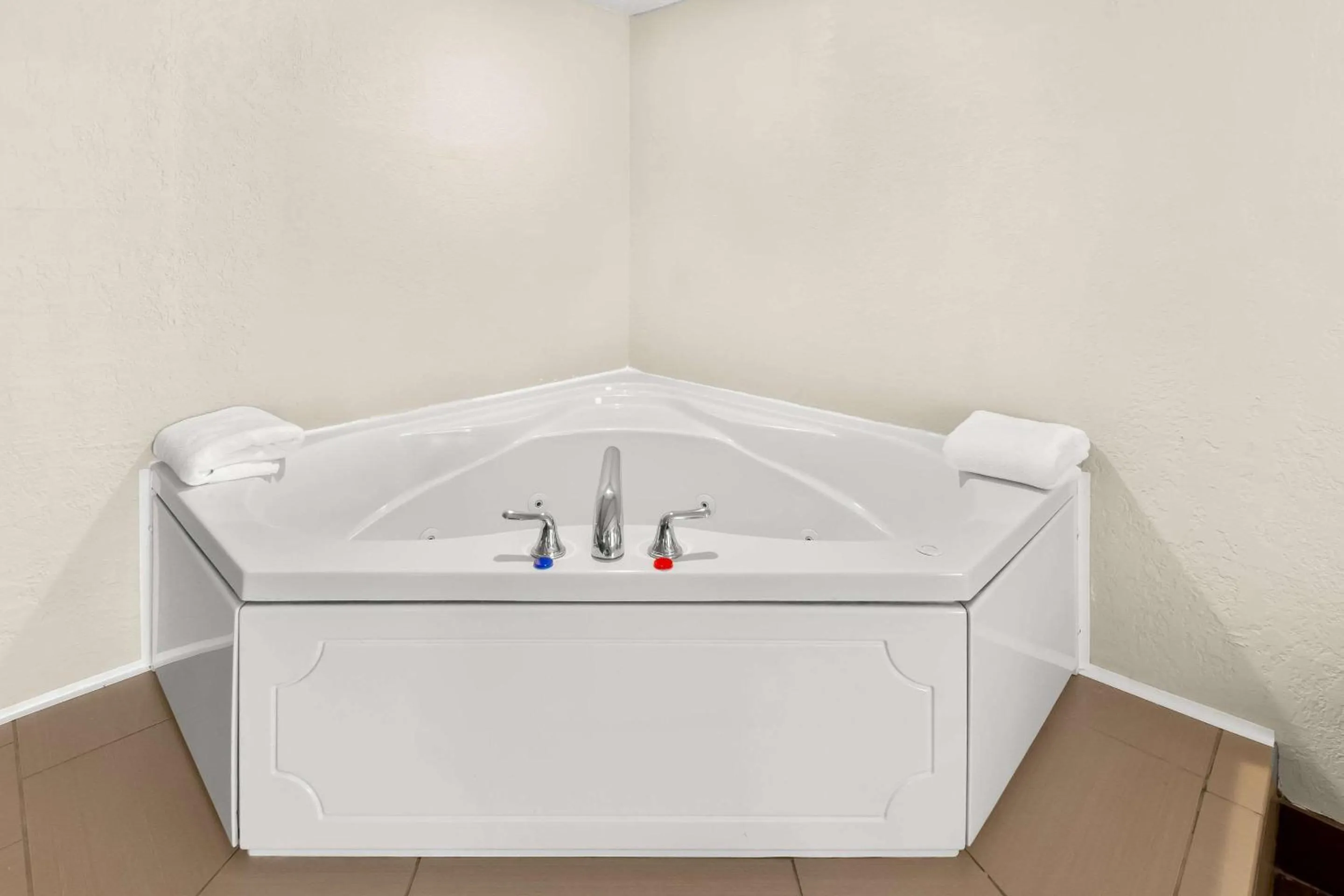 Bedroom in Comfort Inn St Louis - Westport Event Center