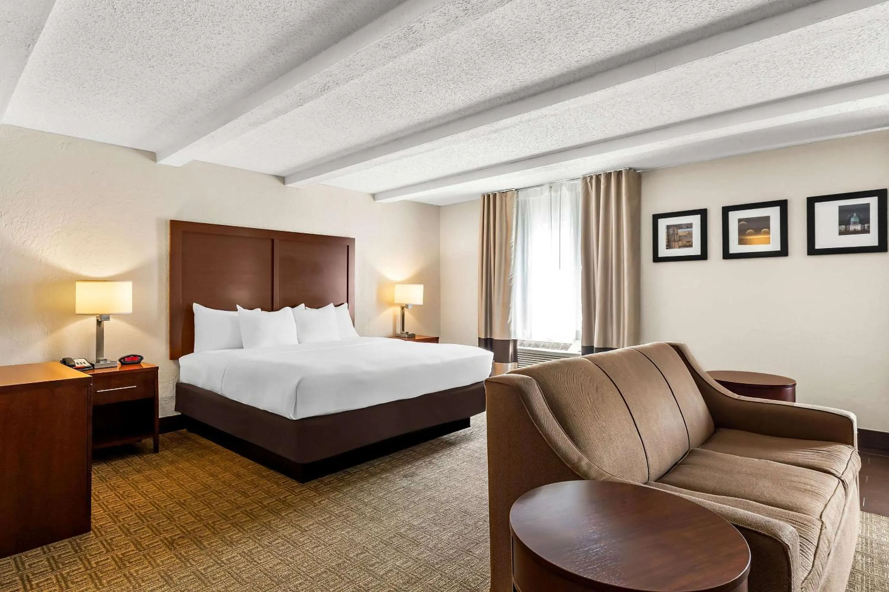 Bedroom, Bed in Comfort Inn St Louis - Westport Event Center