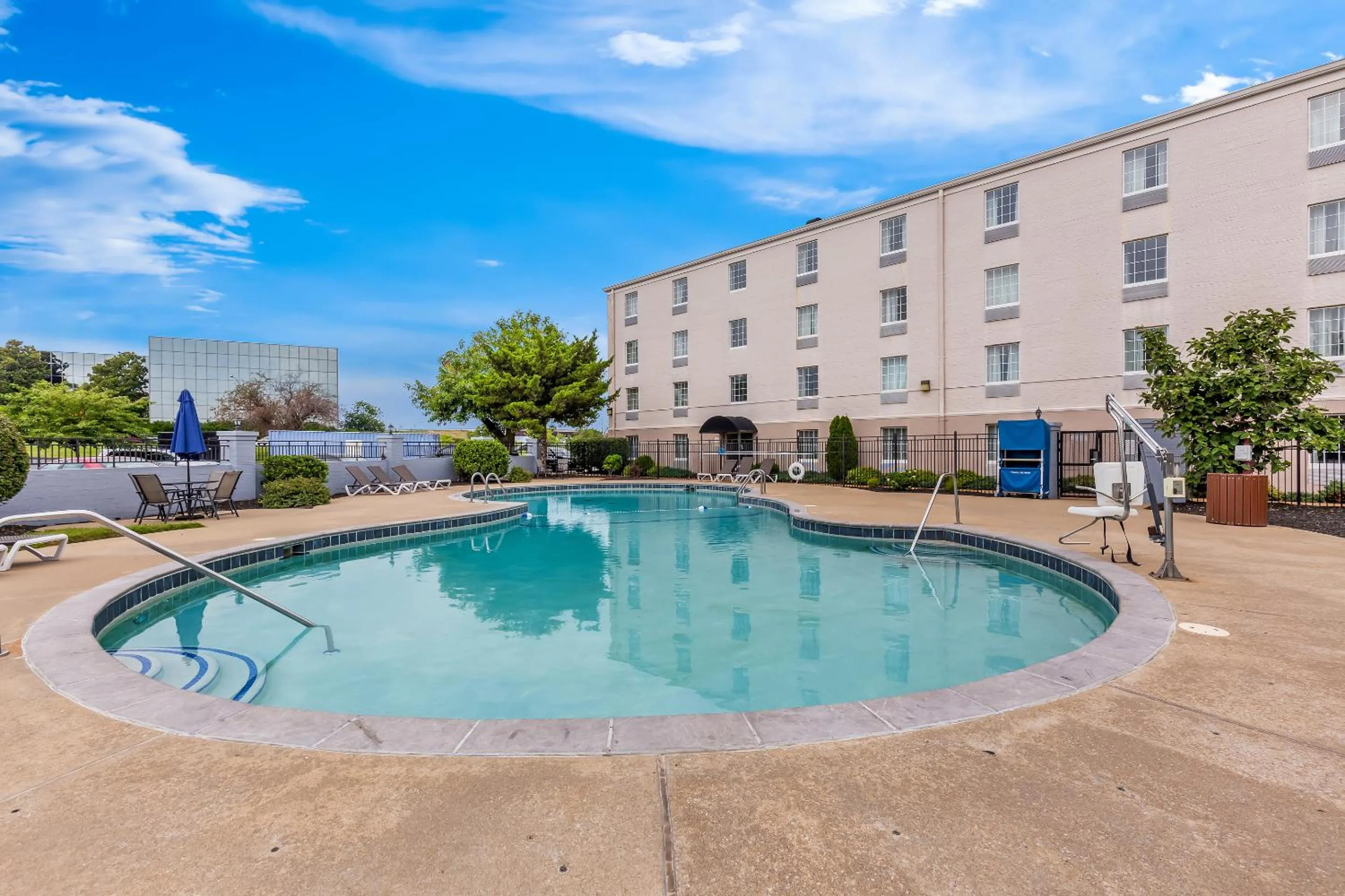 Swimming pool in Comfort Inn St Louis - Westport Event Center