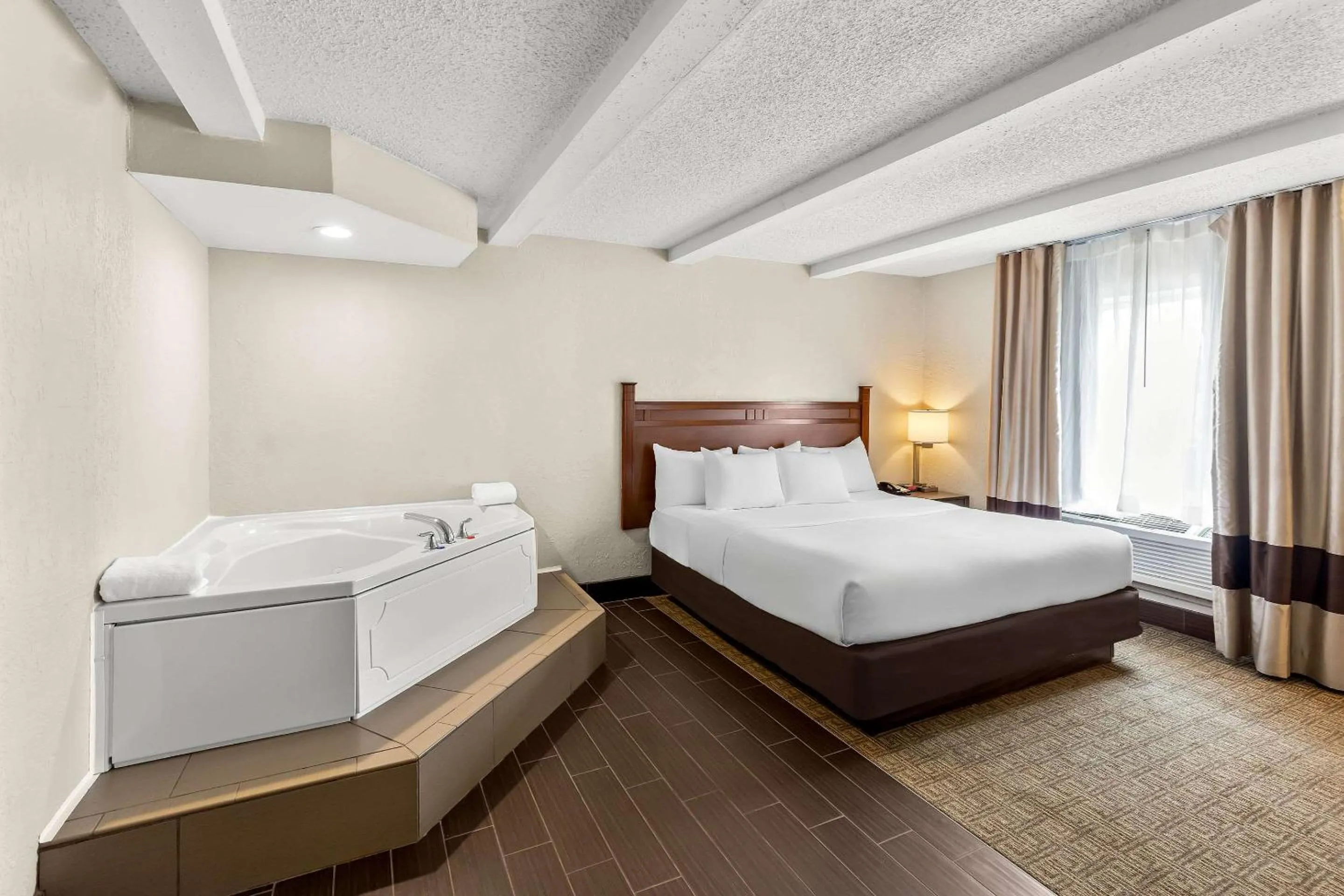 Bedroom, Bed in Comfort Inn St Louis - Westport Event Center