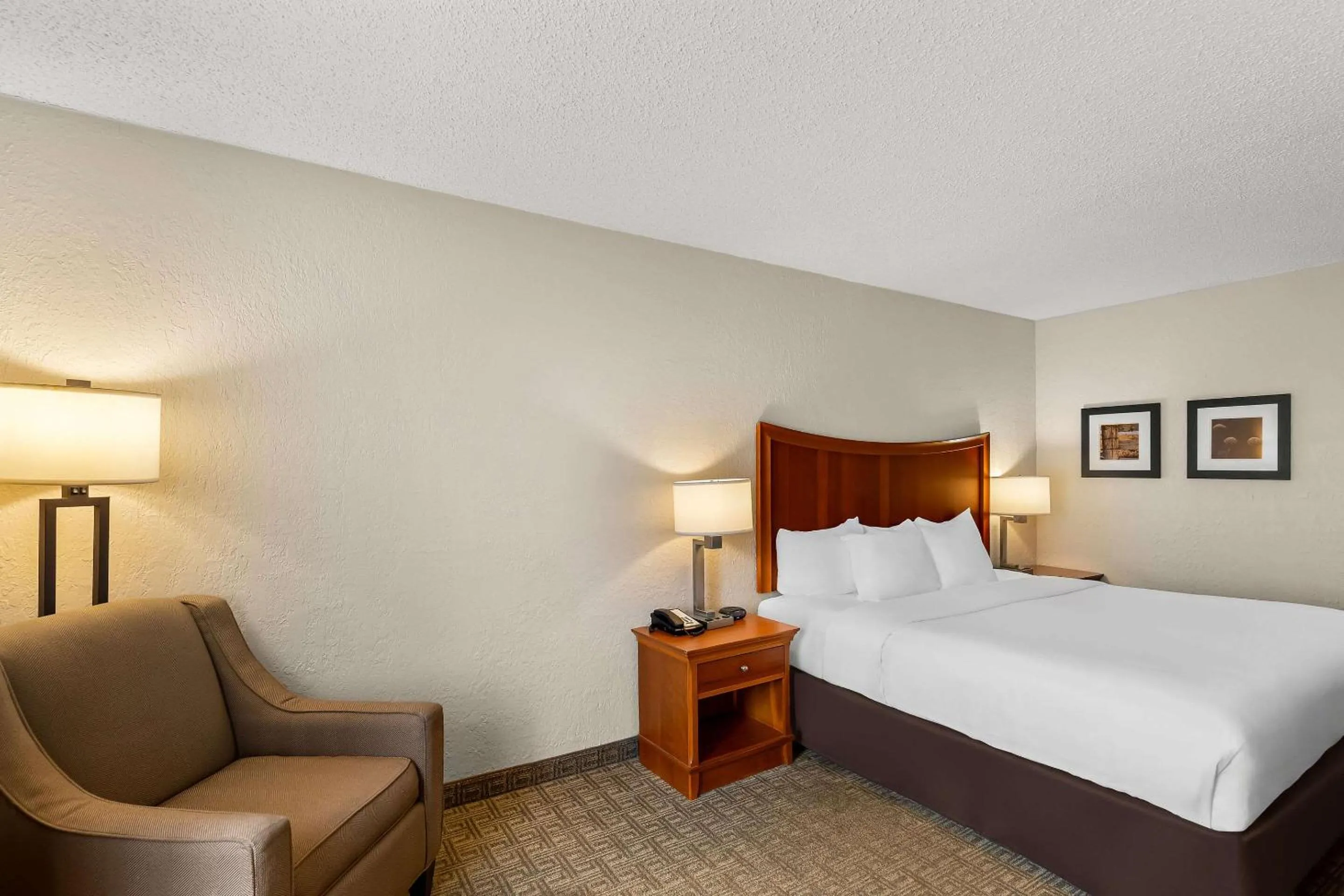 Bedroom, Bed in Comfort Inn St Louis - Westport Event Center
