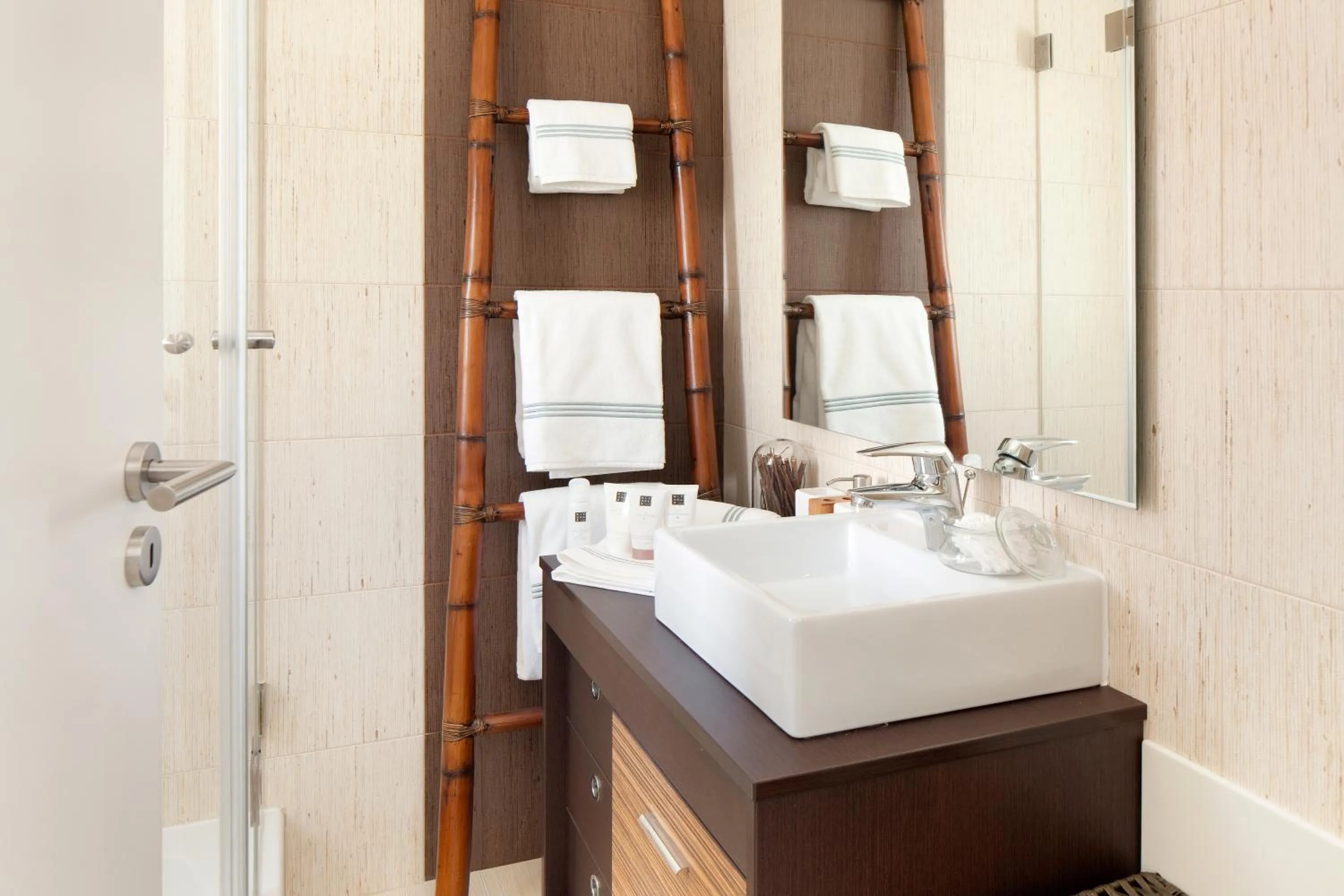 Bathroom in CALI Deluxe Holidays, Sesimbra