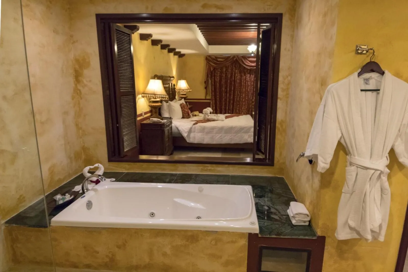 Bathroom, Bed in Hotel Ocean View