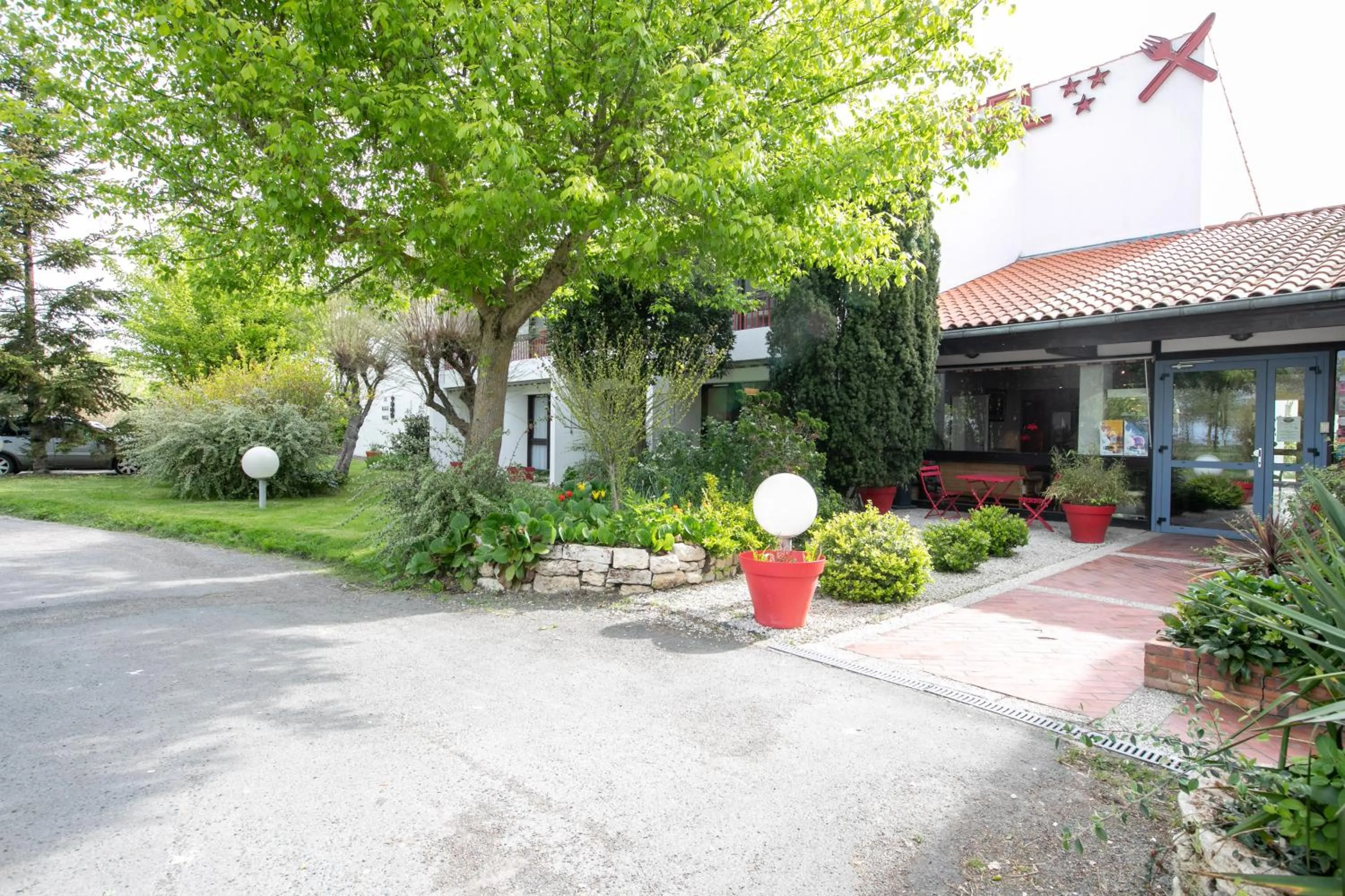 Property building in Hôtel-Restaurant La Belle Poule -