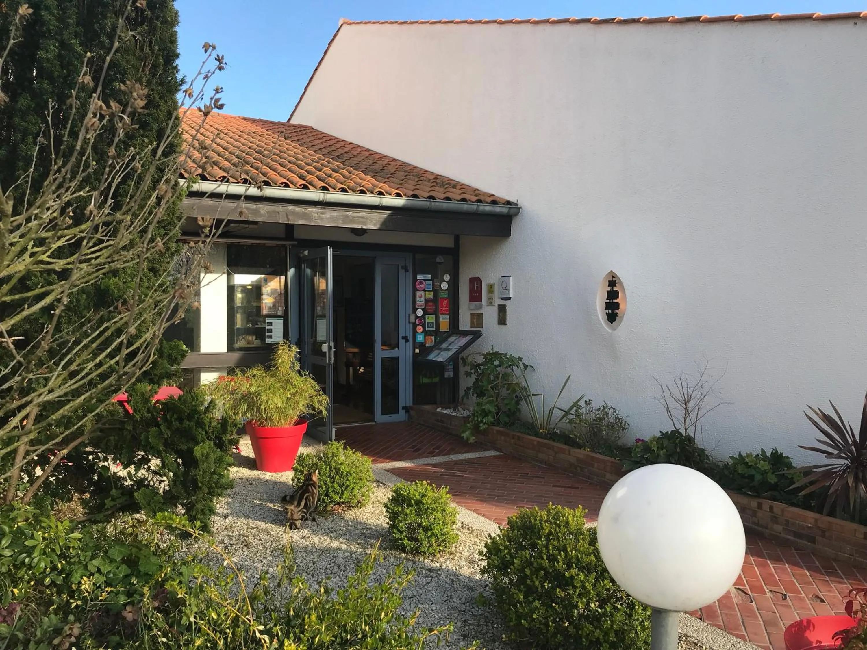 Property building in Hôtel-Restaurant La Belle Poule -