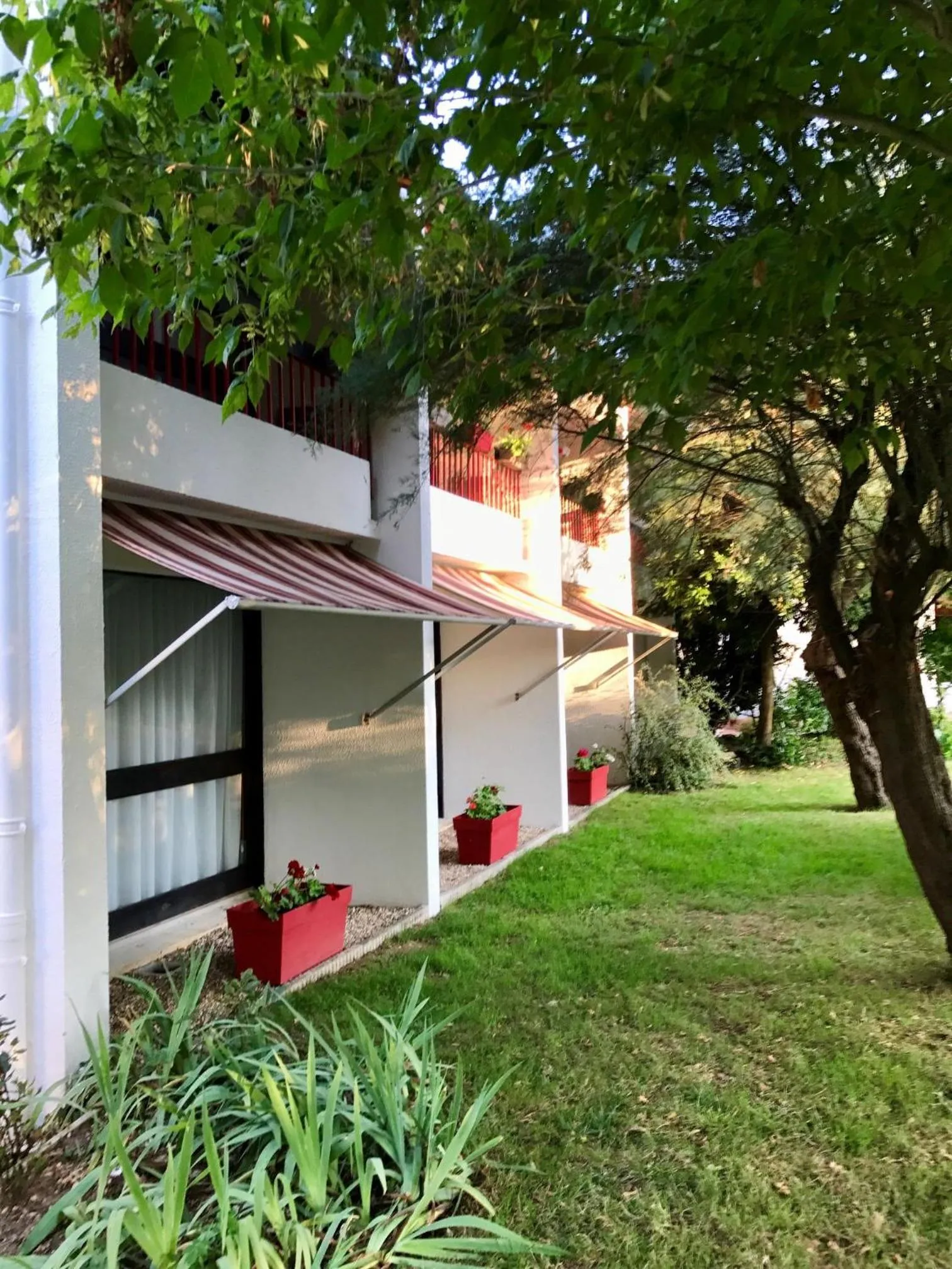 Property building in Hôtel-Restaurant La Belle Poule -