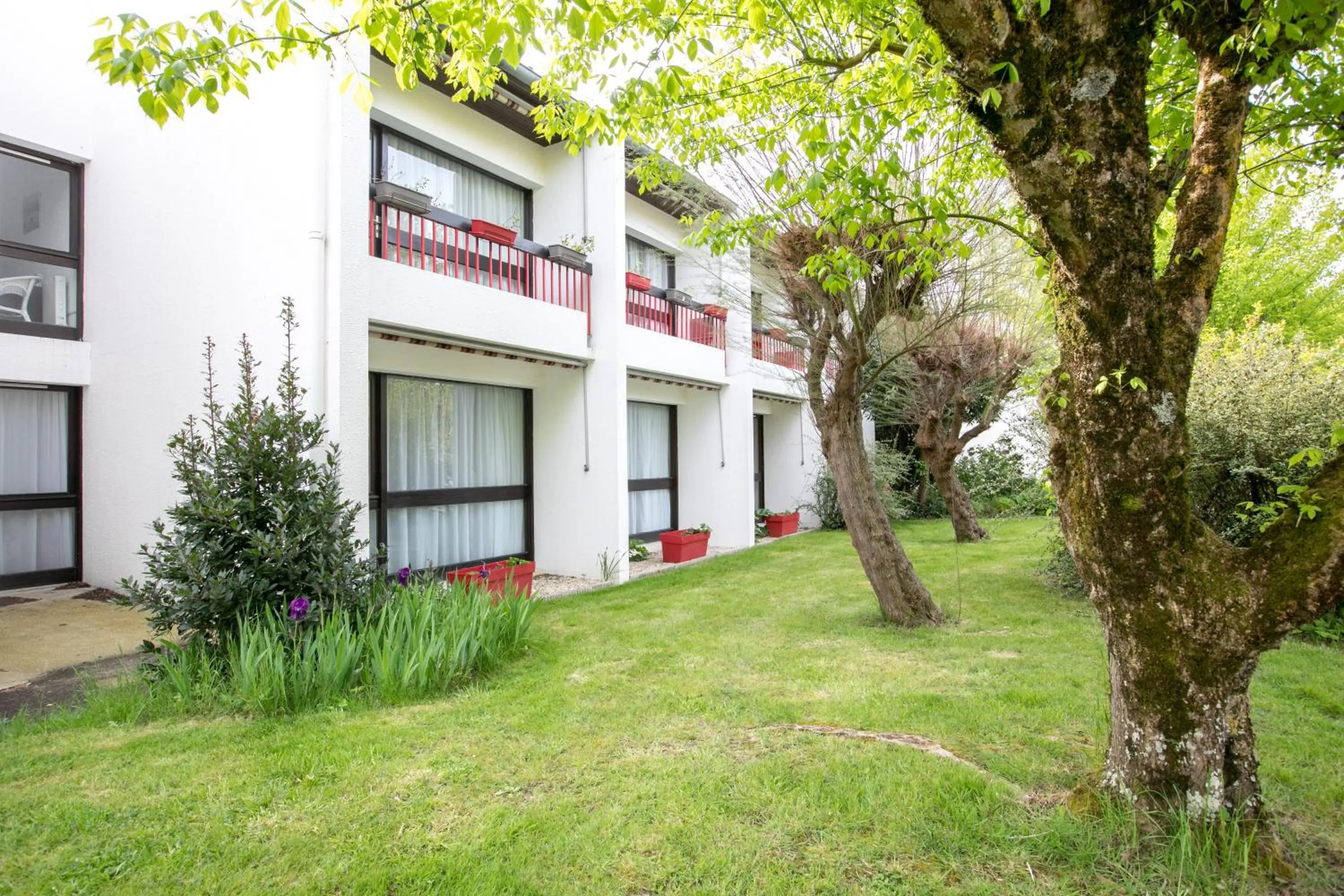 Property building in Hôtel-Restaurant La Belle Poule -