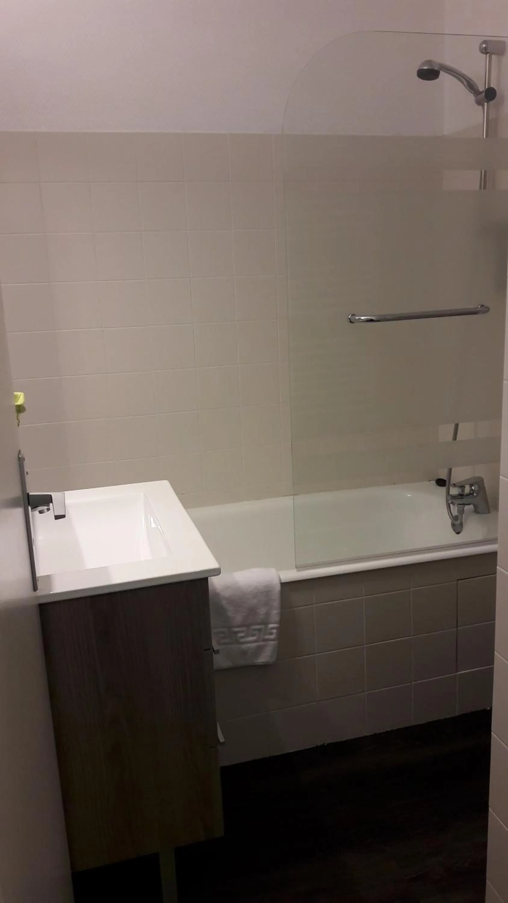 Bathroom in Hôtel-Restaurant La Belle Poule -